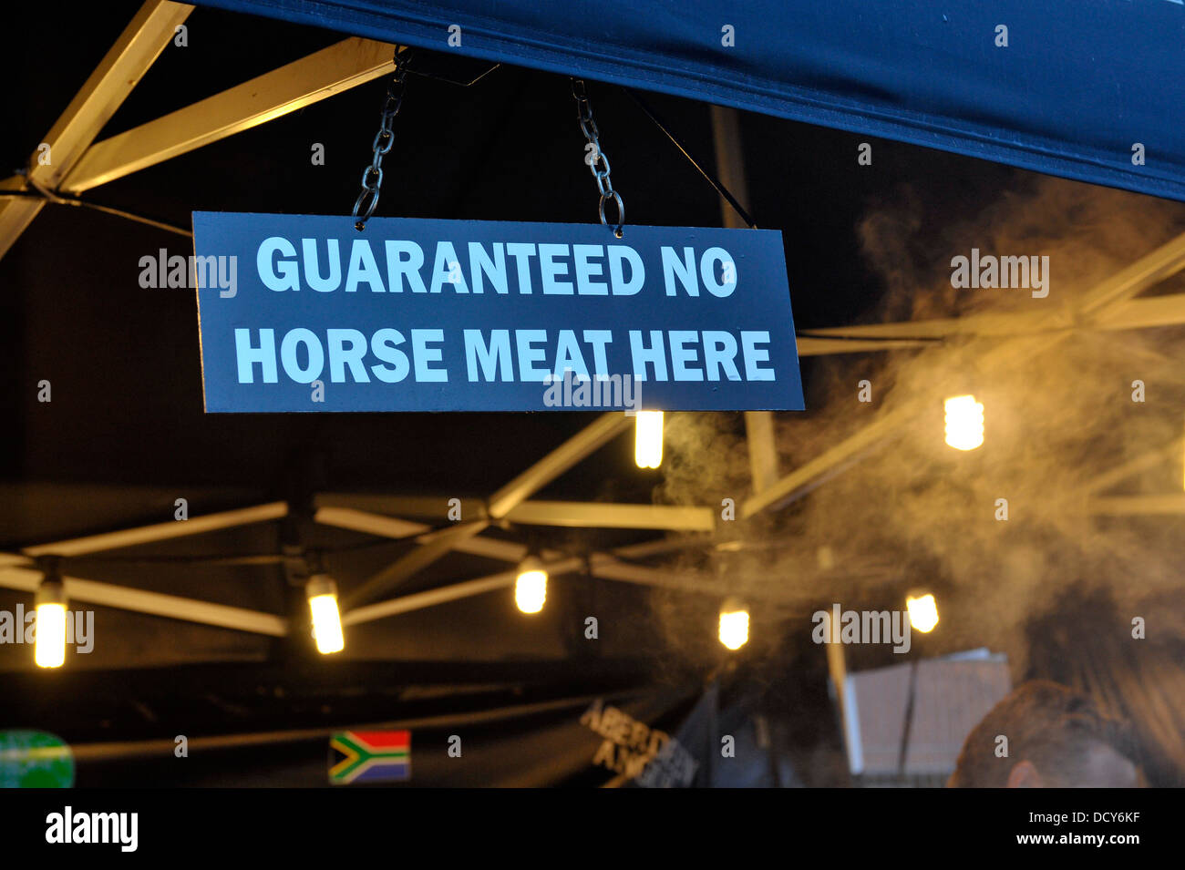 Garantito senza carne di cavallo qui segno appeso sopra un hamburger in stallo nel mercato continentale sul Foyle terrapieno, Londonderry, Foto Stock