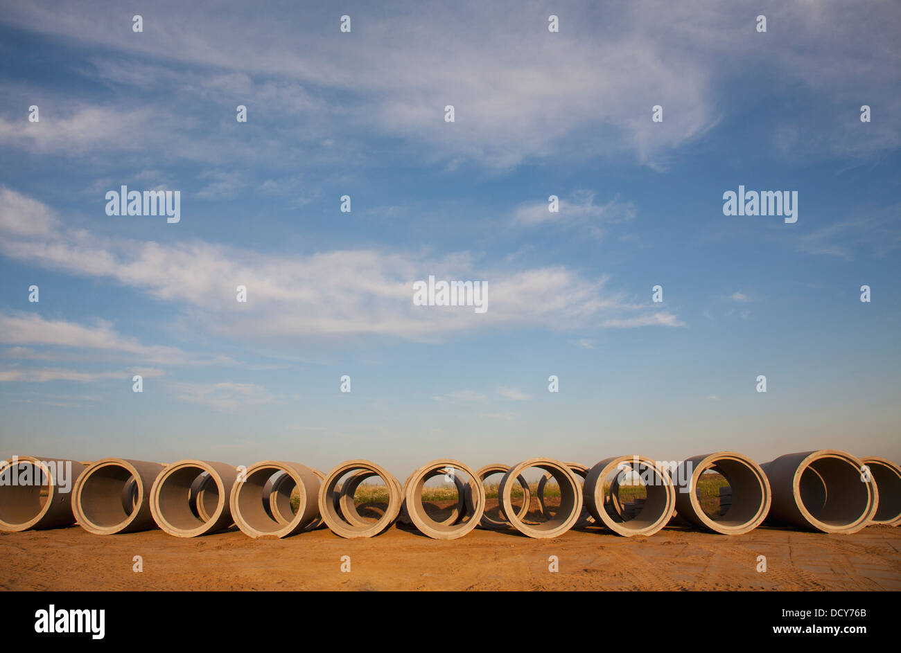 Fila di tempesta tubi fognari; St. Albert, Alberta, Canada Foto Stock