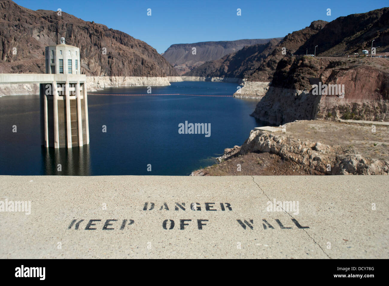 Affacciato sulla Diga di Hoover, Arizona, che mostra il serbatoio, una torre di presa e la 'keep off wall' segno. Foto Stock