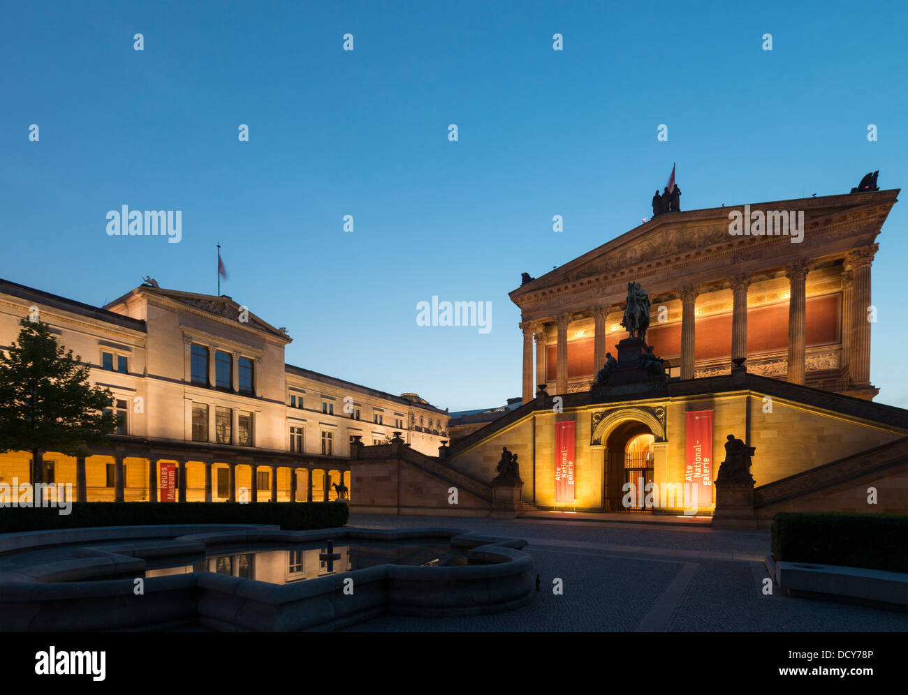 Vista notturna di Alte Nationalgalerie sulla destra e il Neues Museum sull isola dei musei a Berlino Germania Foto Stock