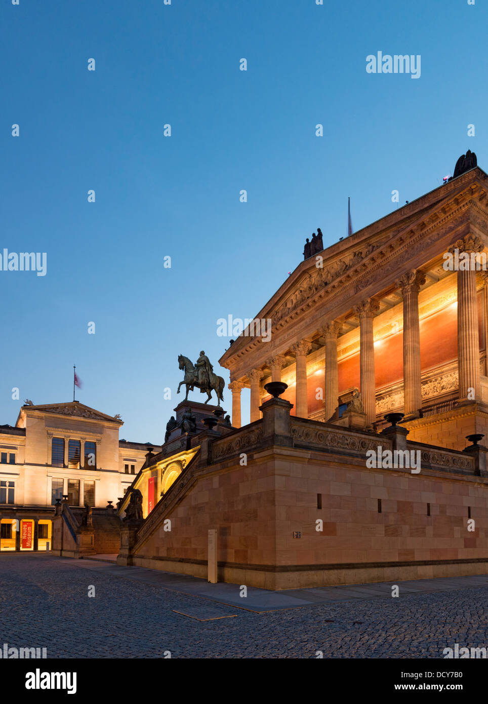 Vista notturna di Alte Nationalgalerie sulla destra e il Neues Museum sull isola dei musei a Berlino Germania Foto Stock