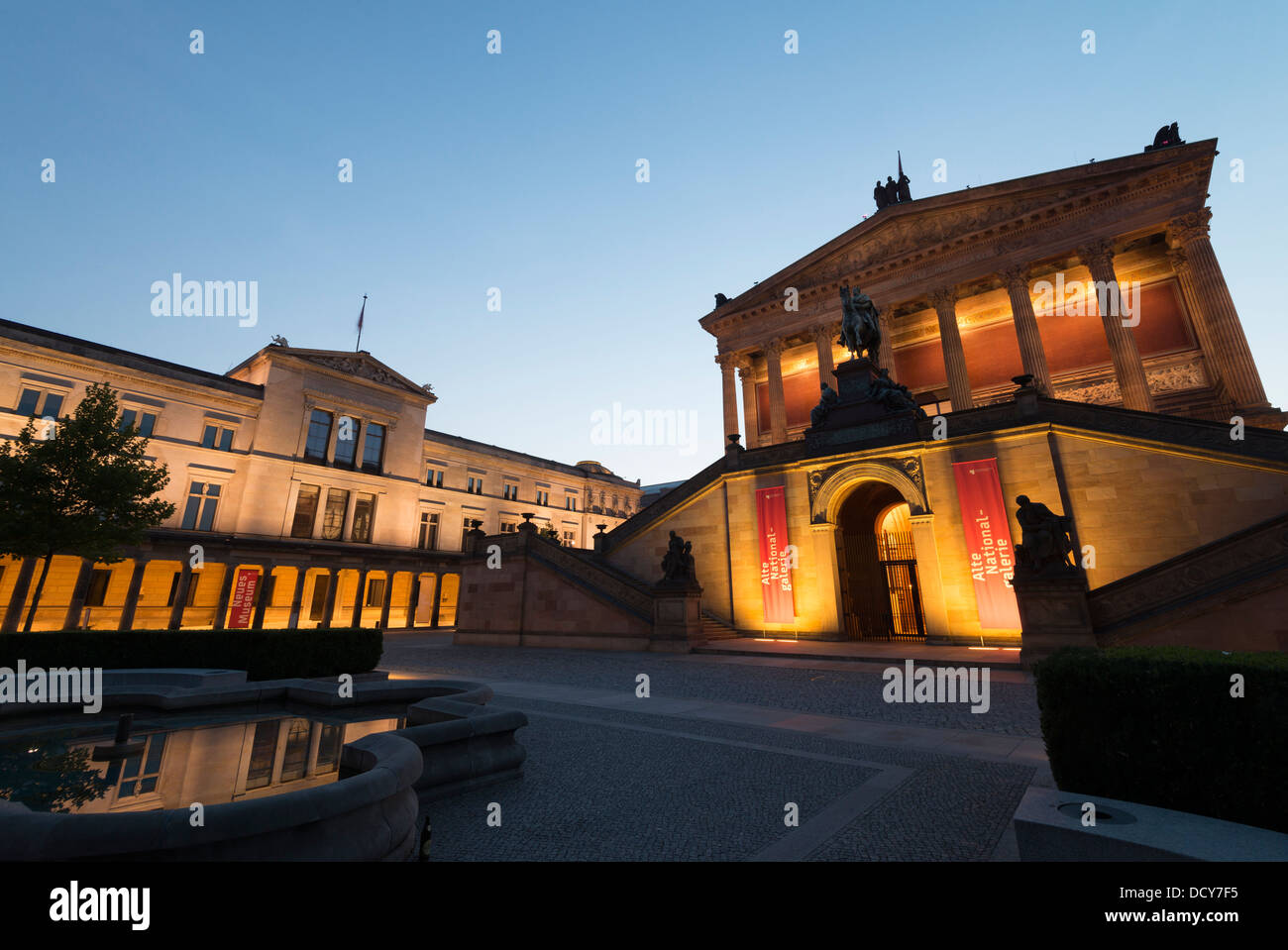 Vista notturna di Alte Nationalgalerie sulla destra e il Neues Museum sull isola dei musei a Berlino Germania Foto Stock