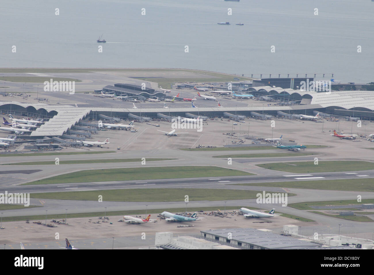 Vista dalla funivia oltre l'Isola di Lantau affacciato HKIA Foto Stock