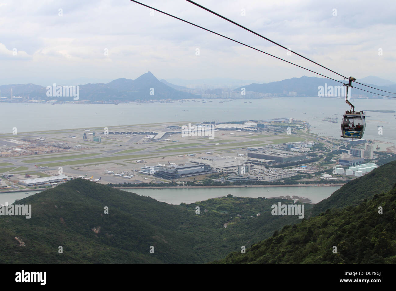 Vista dalla funivia oltre l'Isola di Lantau affacciato HKIA Foto Stock