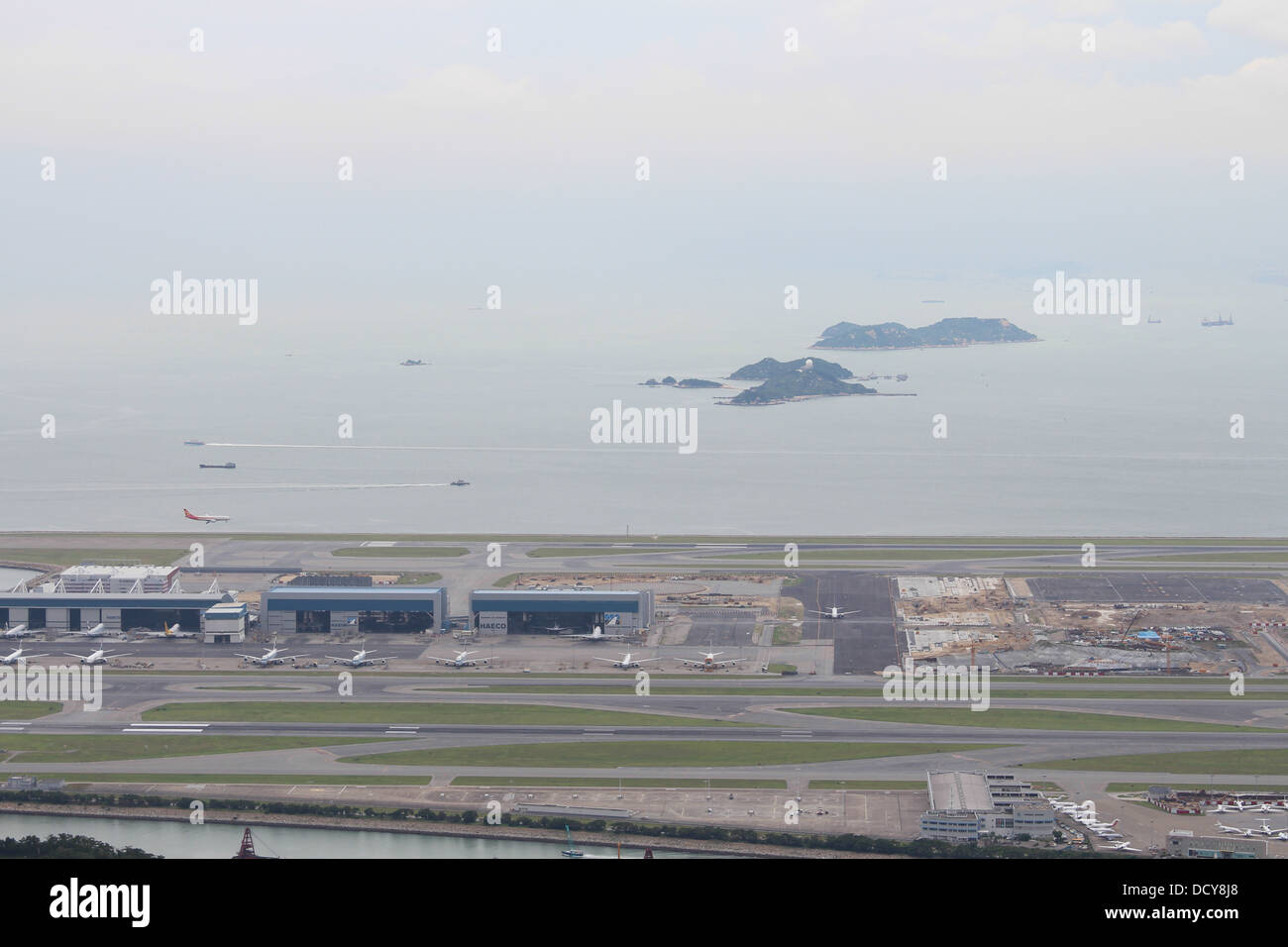 Vista dalla funivia oltre l'Isola di Lantau affacciato HKIA Foto Stock