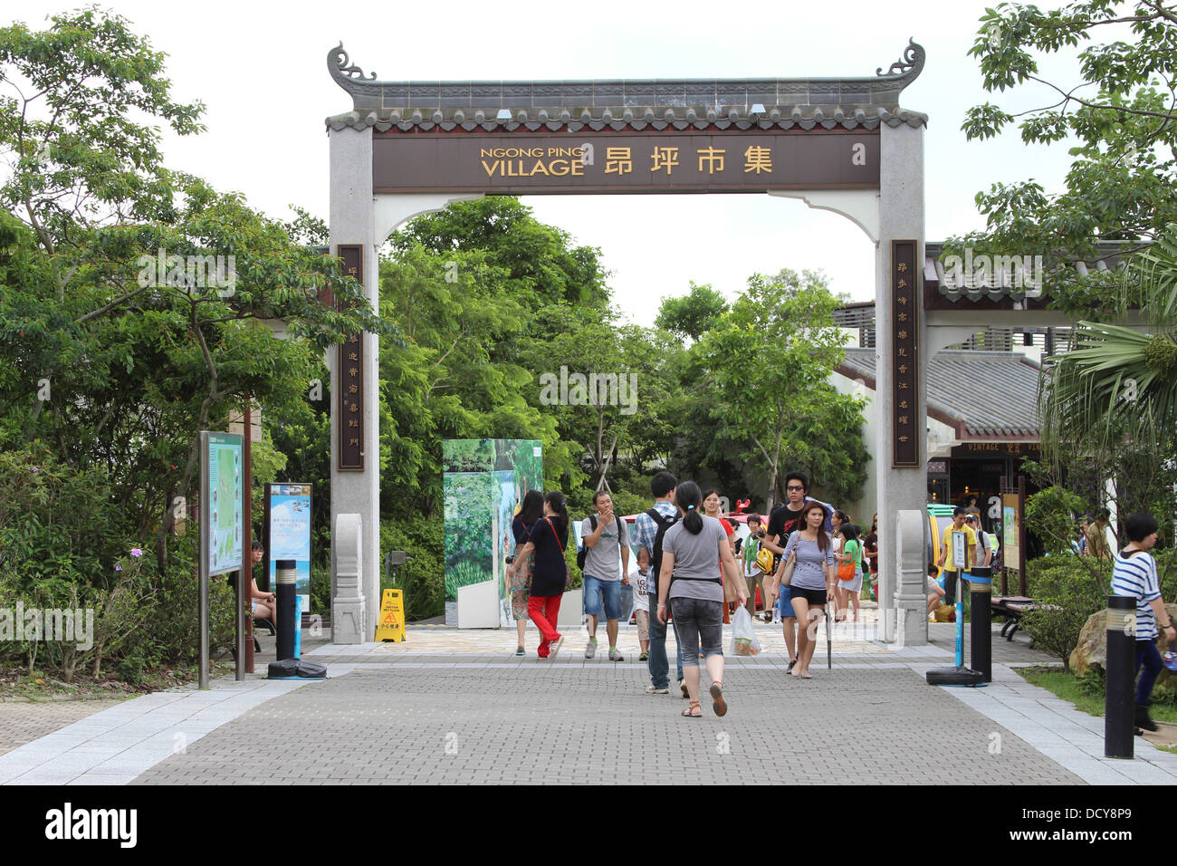 Il portale di ingresso al Villaggio di Ngong Ping sull'Isola di Lantau Foto Stock