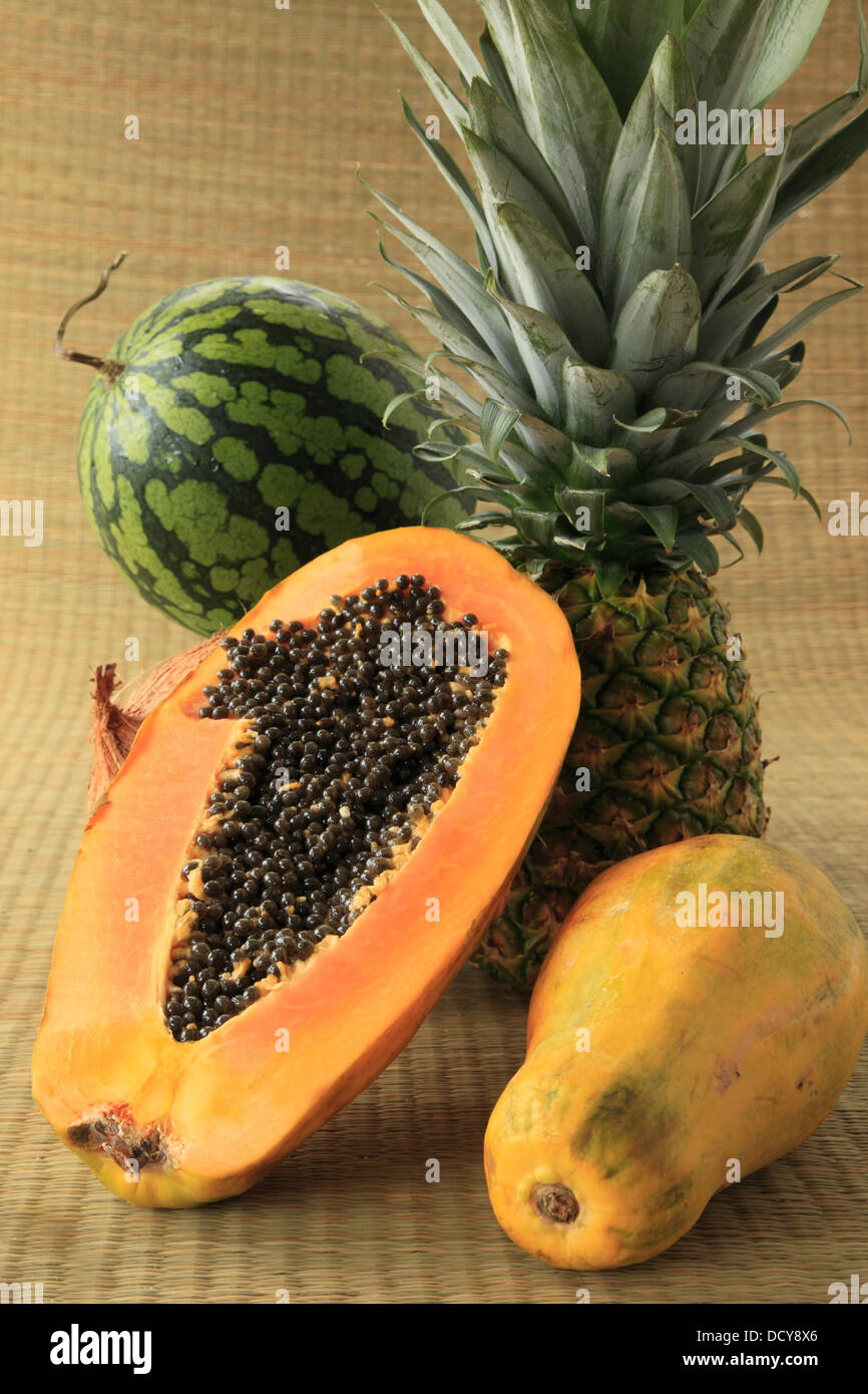 Varietà di frutta display, anguria, ananas, papaya, Foto Stock