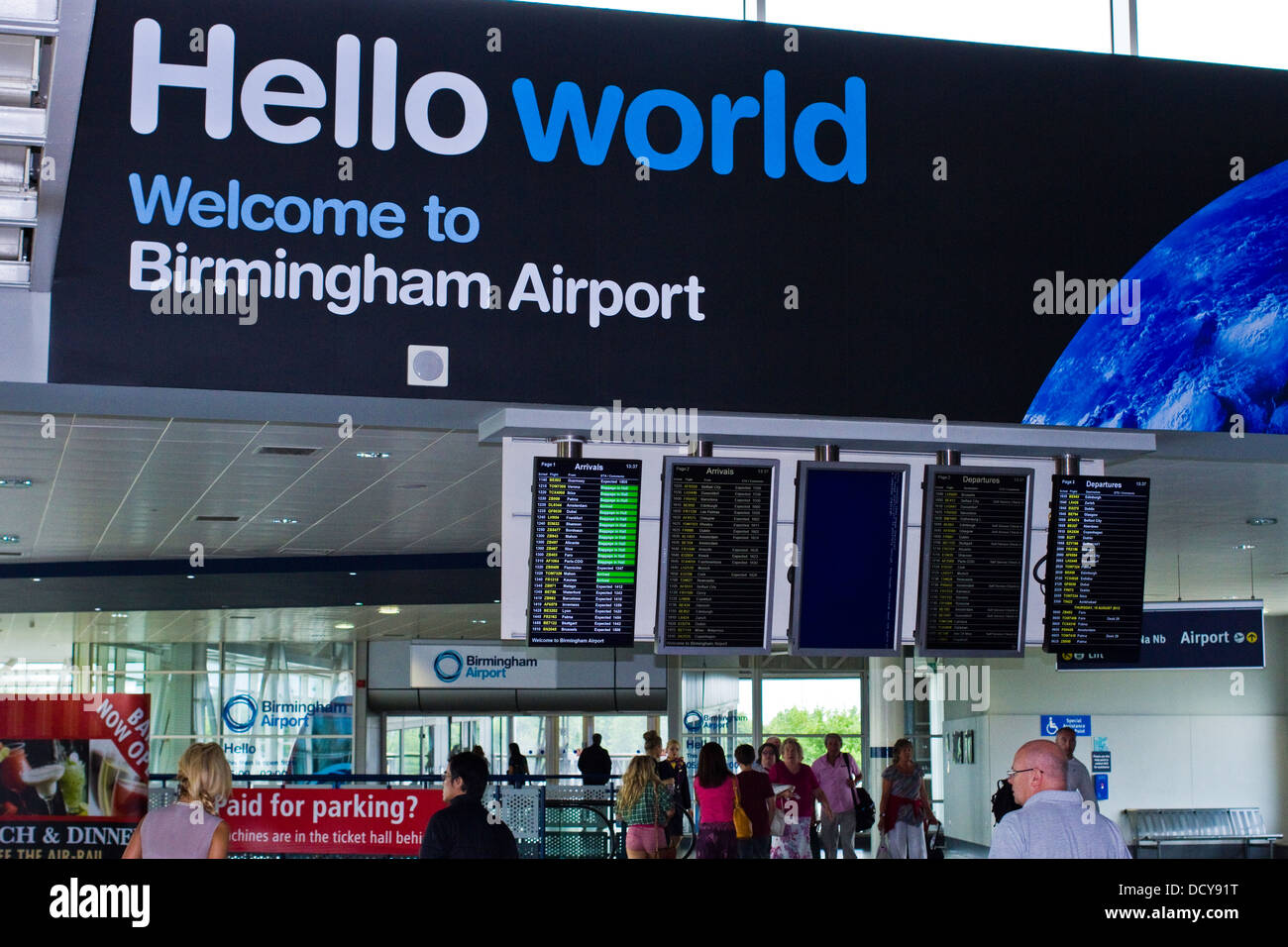 Ciao mondo Benvenuti all'aeroporto di Birmingham segno a Birmingham International station Foto Stock