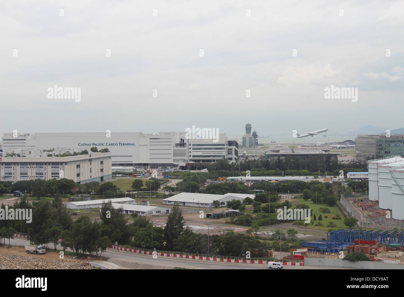 Vista dalla funivia oltre l'Isola di Lantau affacciato HKIA Foto Stock