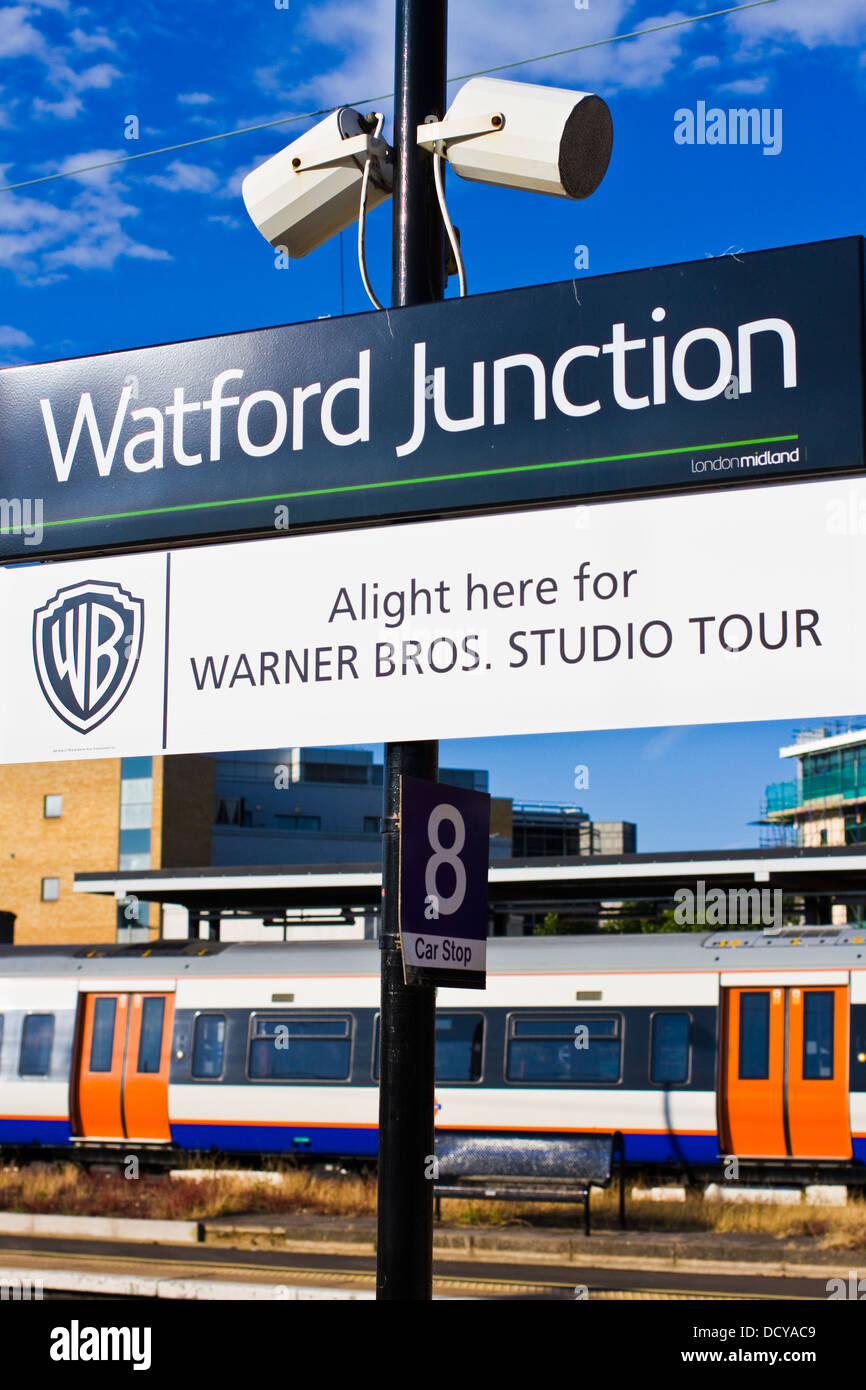 Warner Bros studio tour segno sulla piattaforma a Watford Junction stazione ferroviaria Foto Stock