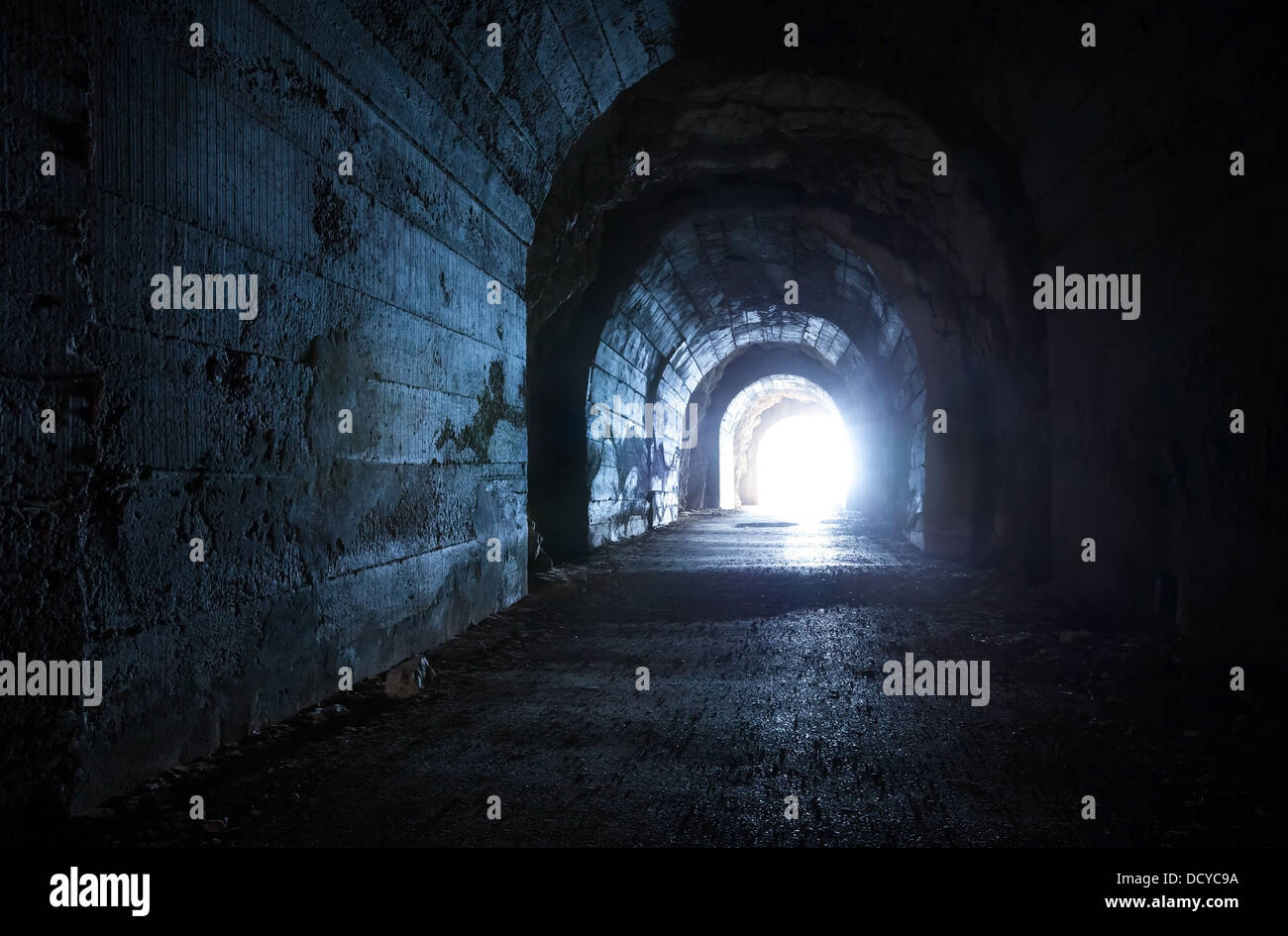 Blu brillante uscire dal buio tunnel abbandonati Foto Stock