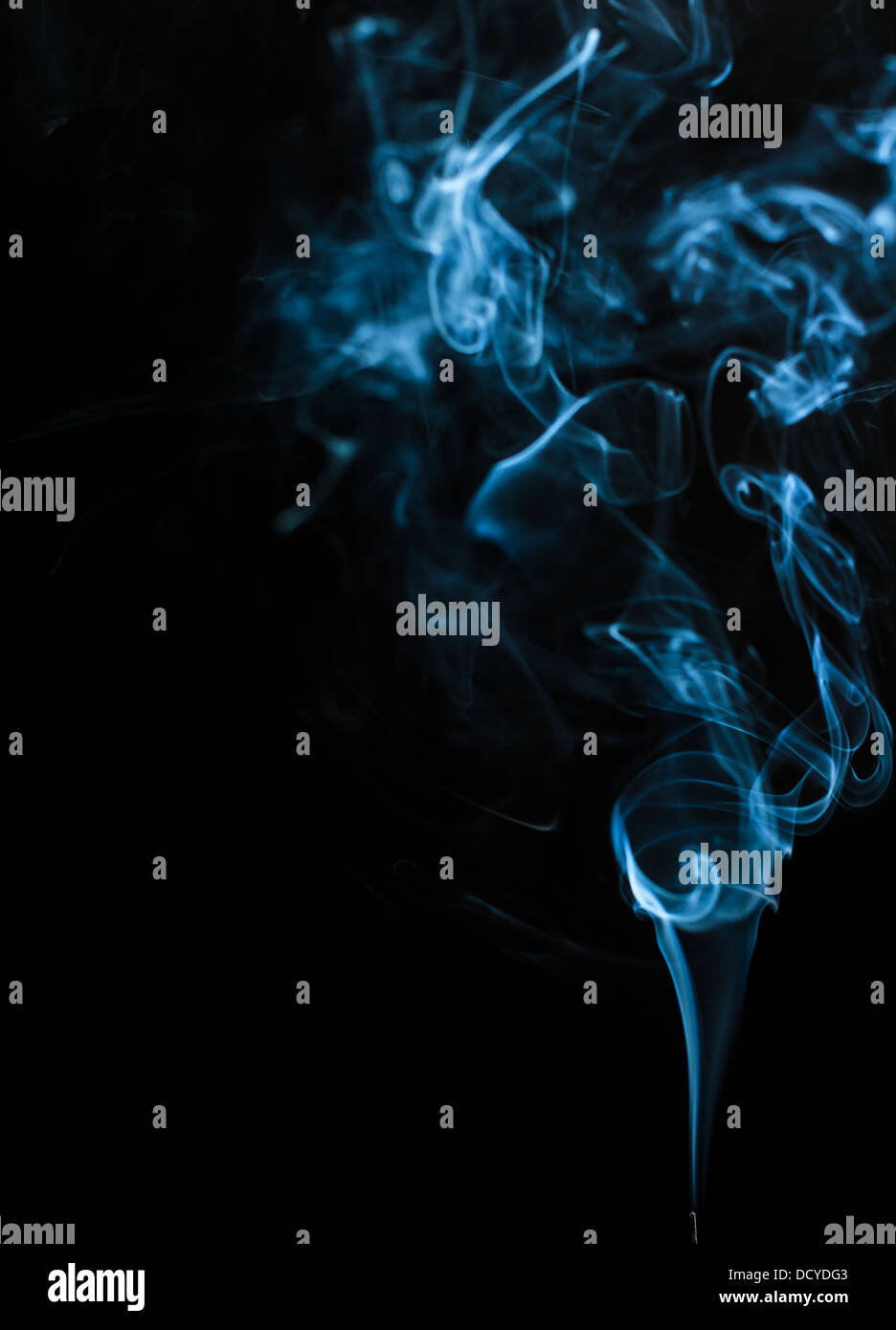 Fumo blu su sfondo nero Foto Stock