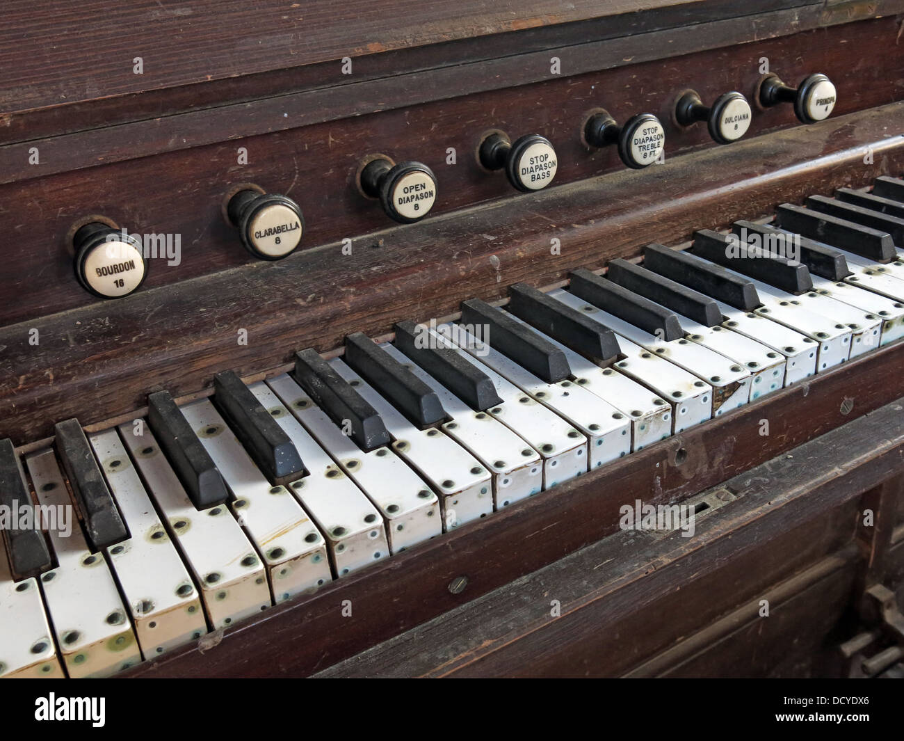 Vecchio organo tastiera, telaio in legno, organo si arresta Foto Stock