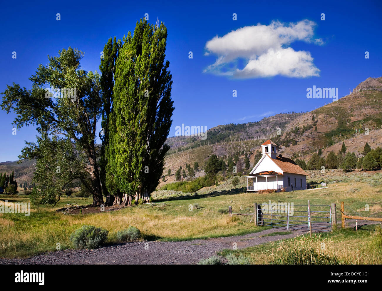 A lungo abbandonato la scuola ranch vicino alla cittadina di Paisley, Oregon, lungo la riva del lago di estate Foto Stock