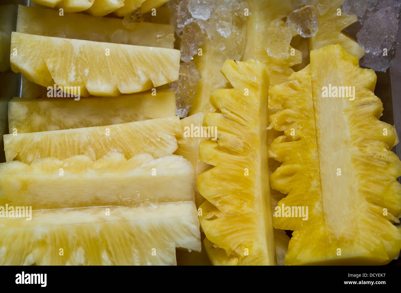 Pezzo di ananas con ghiaccio Foto Stock