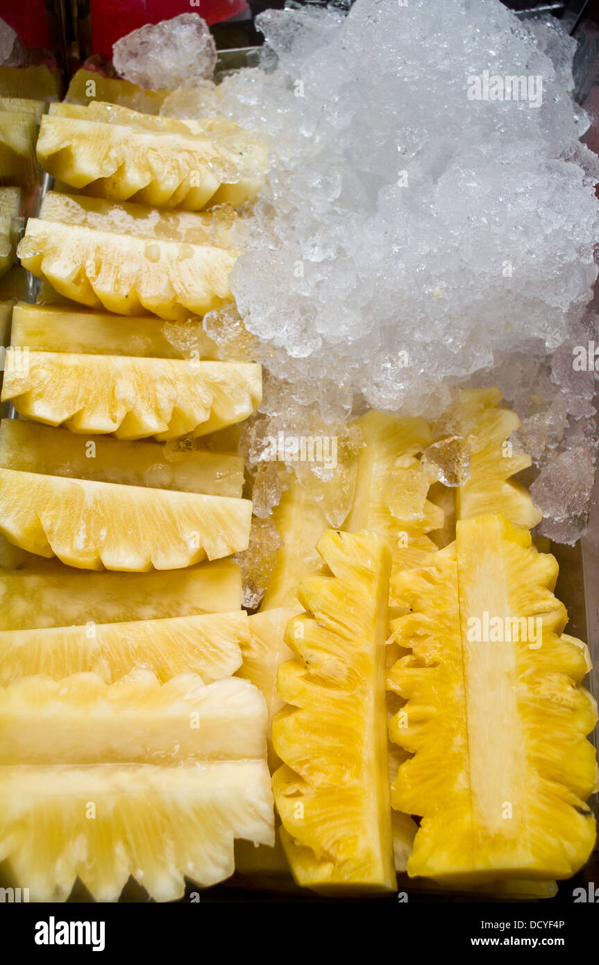 Pezzo di ananas con ghiaccio Foto Stock