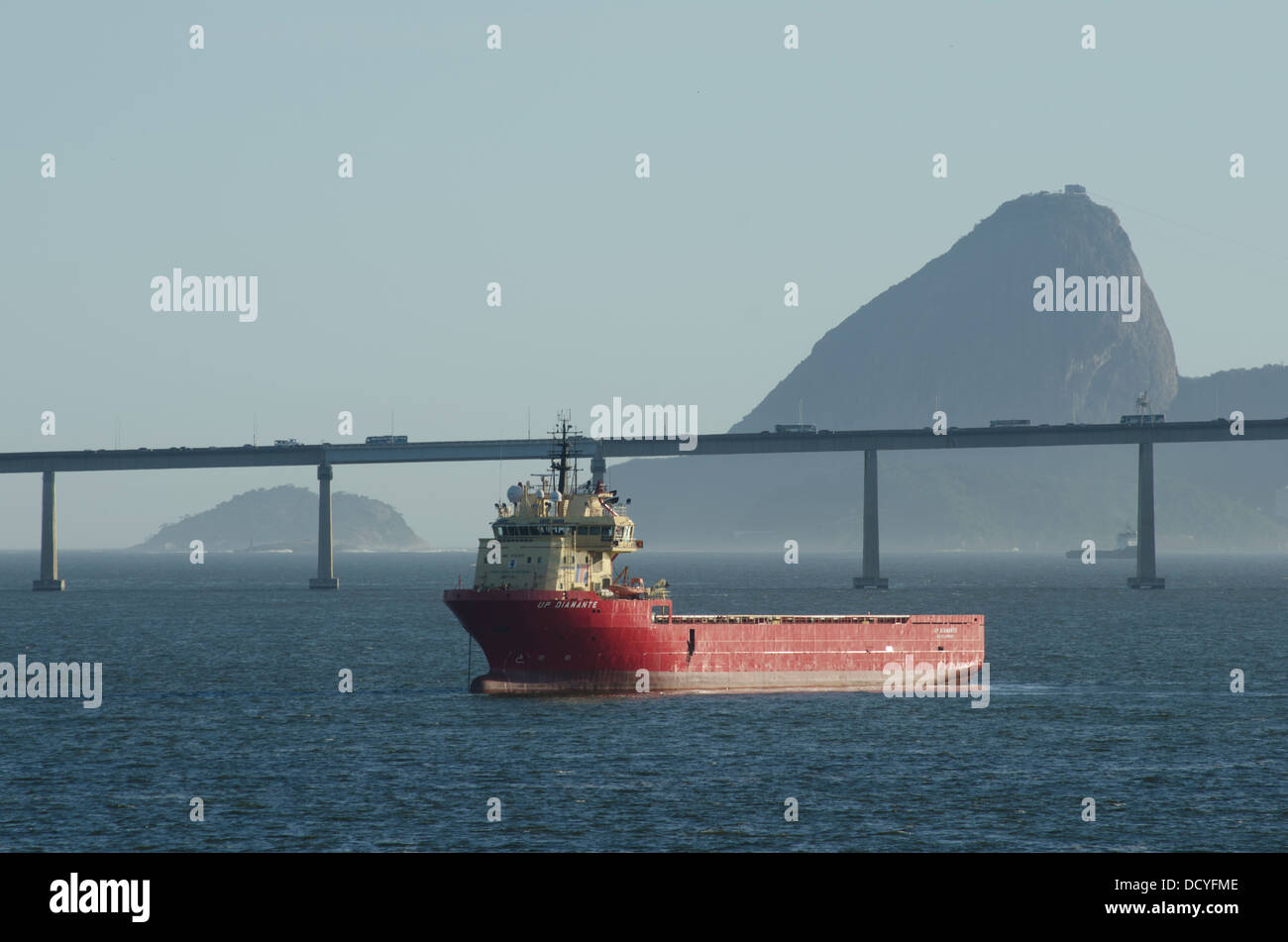 Navi da rifornimento ancorato alla baia di Guanabara, Rio de Janeiro, Brasile. Rio-Niteroy ponte sul primo piano. Foto Stock
