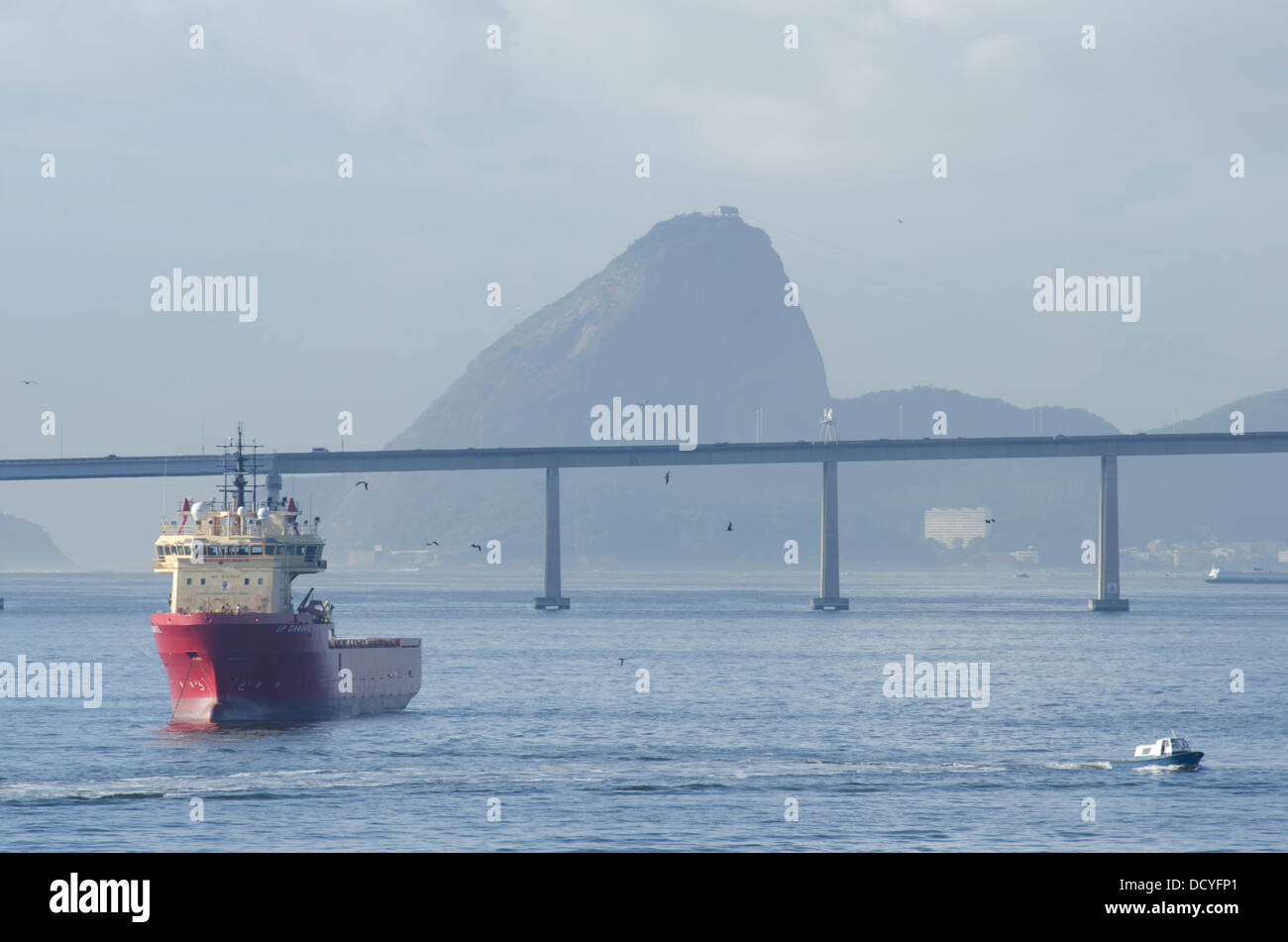 Navi da rifornimento ancorato alla baia di Guanabara, Rio de Janeiro, Brasile. Rio-Niteroy ponte sul primo piano. Foto Stock
