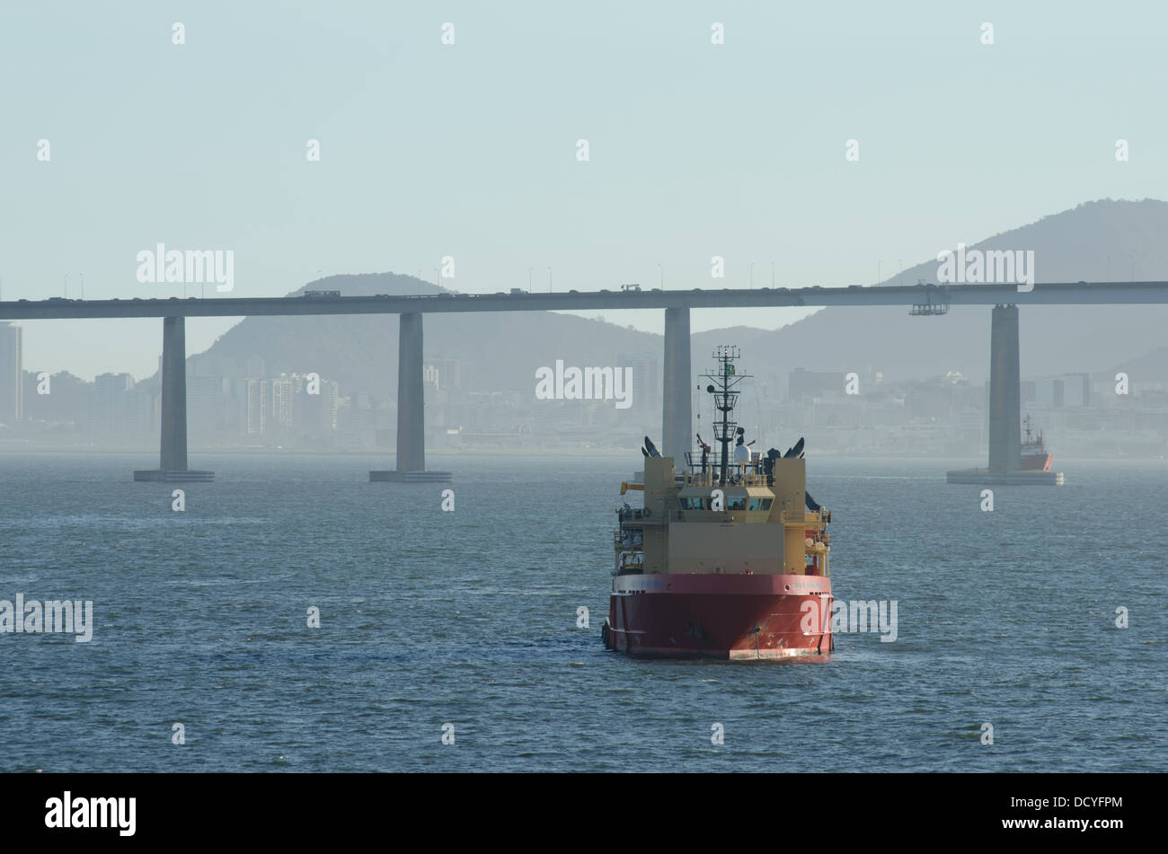 Navi da rifornimento ancorato alla baia di Guanabara, Rio de Janeiro, Brasile. Rio-Niteroy ponte sul primo piano. Foto Stock
