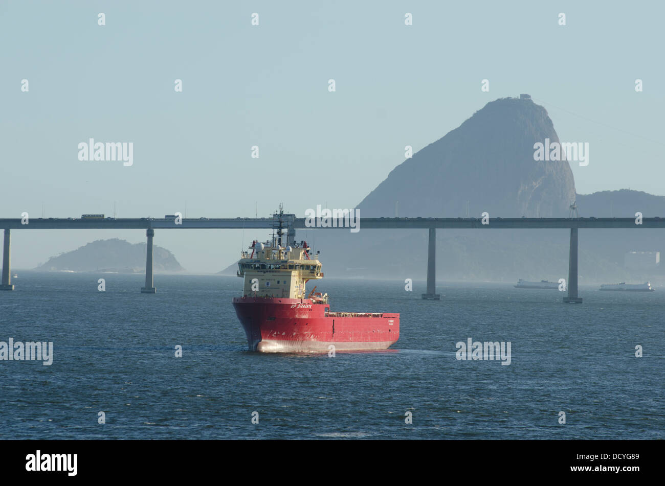 Navi da rifornimento ancorato alla baia di Guanabara, Rio de Janeiro, Brasile. Rio-Niteroy ponte sul primo piano. Foto Stock