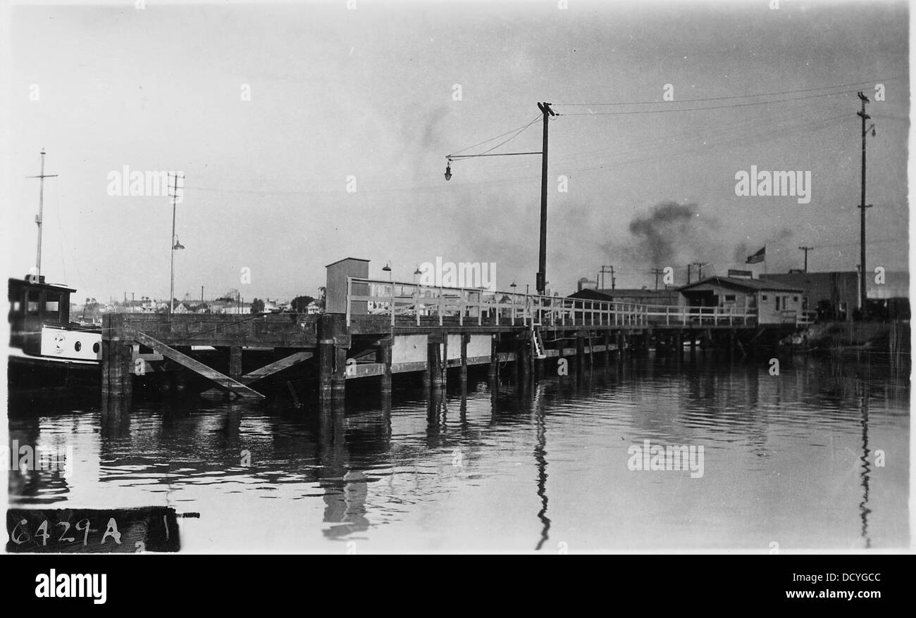 Una vista dello sbarco di Long Beach, guardando a est. Long Beach è una città costiera chiave della California, conosciuta per le sue attività sul lungomare e sul porto. Foto Stock