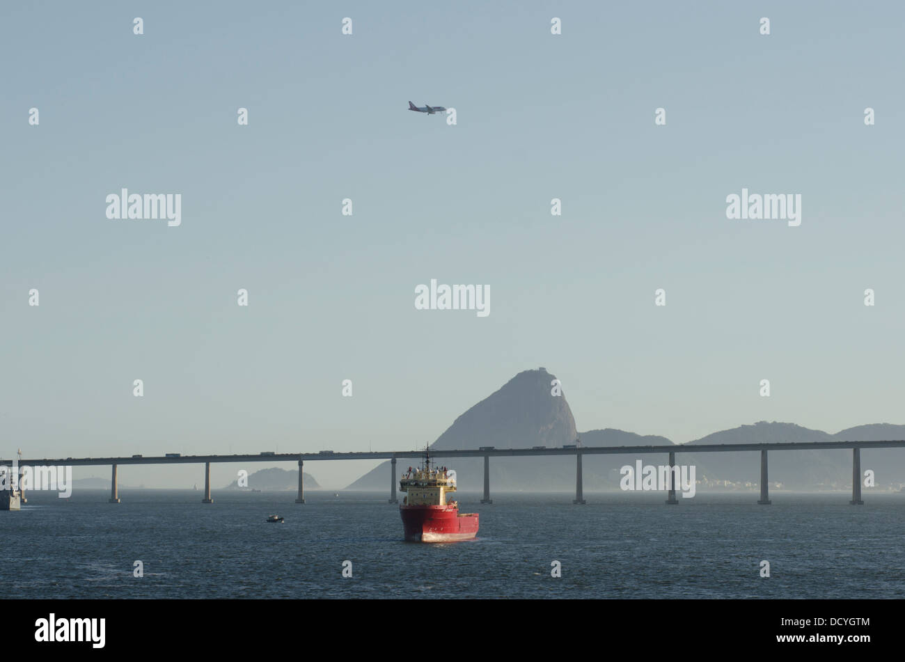 Navi da rifornimento ancorato alla baia di Guanabara, Rio de Janeiro, Brasile. Rio-Niteroy ponte sul primo piano. Foto Stock