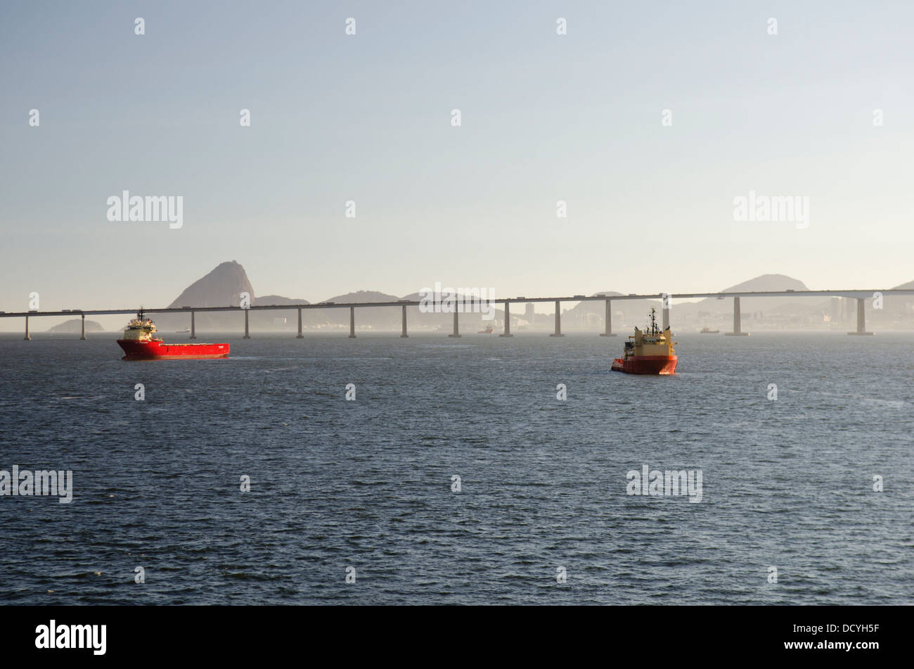 Navi da rifornimento ancorato alla baia di Guanabara, Rio de Janeiro, Brasile. Rio-Niteroy ponte sul primo piano. Foto Stock