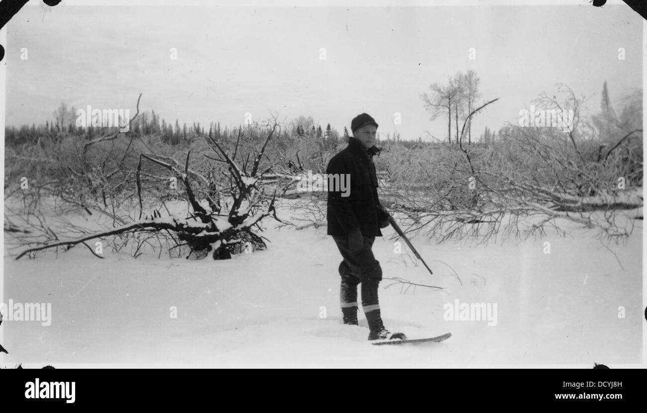 Uomo con le racchette da neve, con il suo fucile. pronto per la caccia - - 285719 Foto Stock