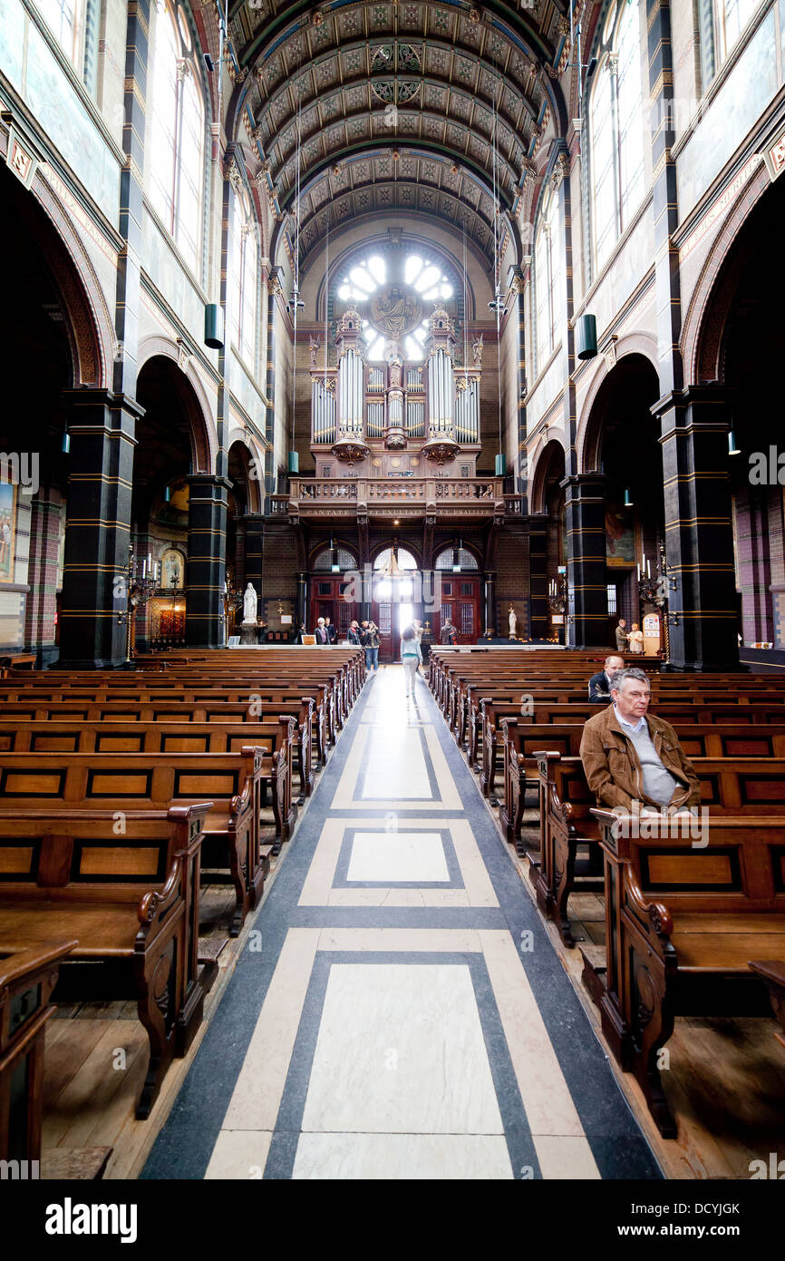 La Chiesa di San Nicola (Olandese: Sint Nicolaaskerk) navata in Olanda, Amsterdam, Paesi Bassi. Foto Stock