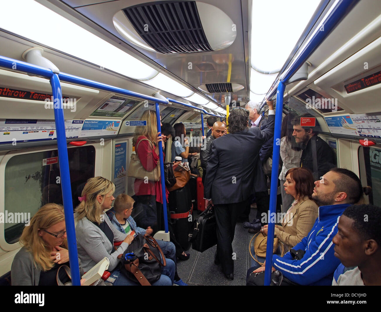 La metropolitana di Londra, affollato di pendolari Foto Stock