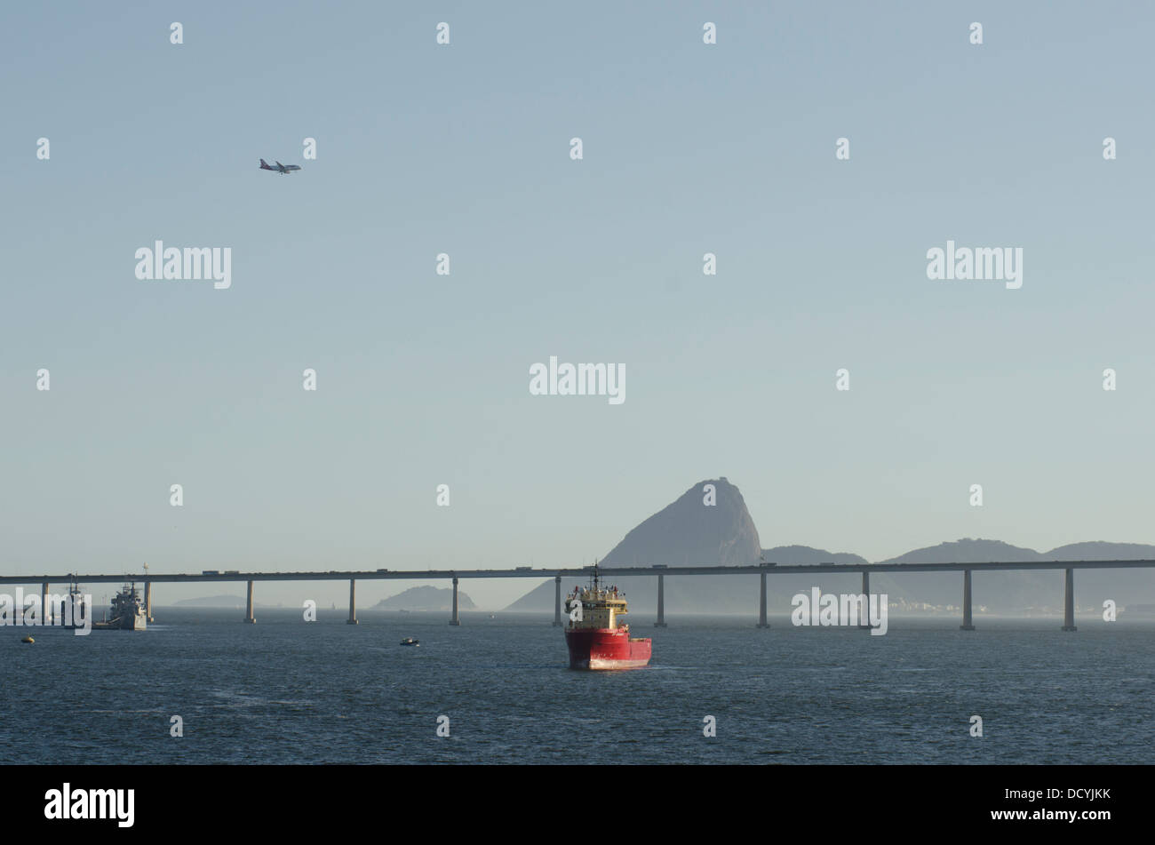 Navi da rifornimento ancorato alla baia di Guanabara, Rio de Janeiro, Brasile. Rio-Niteroy ponte sul primo piano. Foto Stock