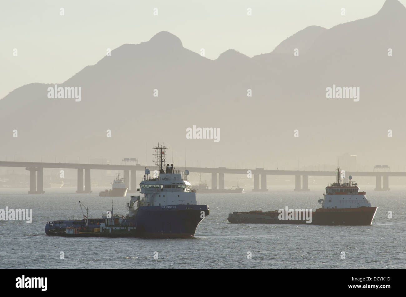 Navi da rifornimento ancorato alla baia di Guanabara, Rio de Janeiro, Brasile. Rio-Niteroy ponte sul primo piano. Foto Stock