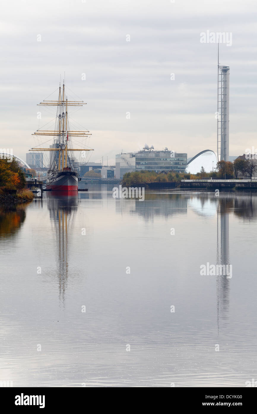 Ammira il fiume Clyde in autunno fino alla Tall Ship Glenlee e alla torre di osservazione presso il Science Center, Glasgow, Scozia, Regno Unito Foto Stock
