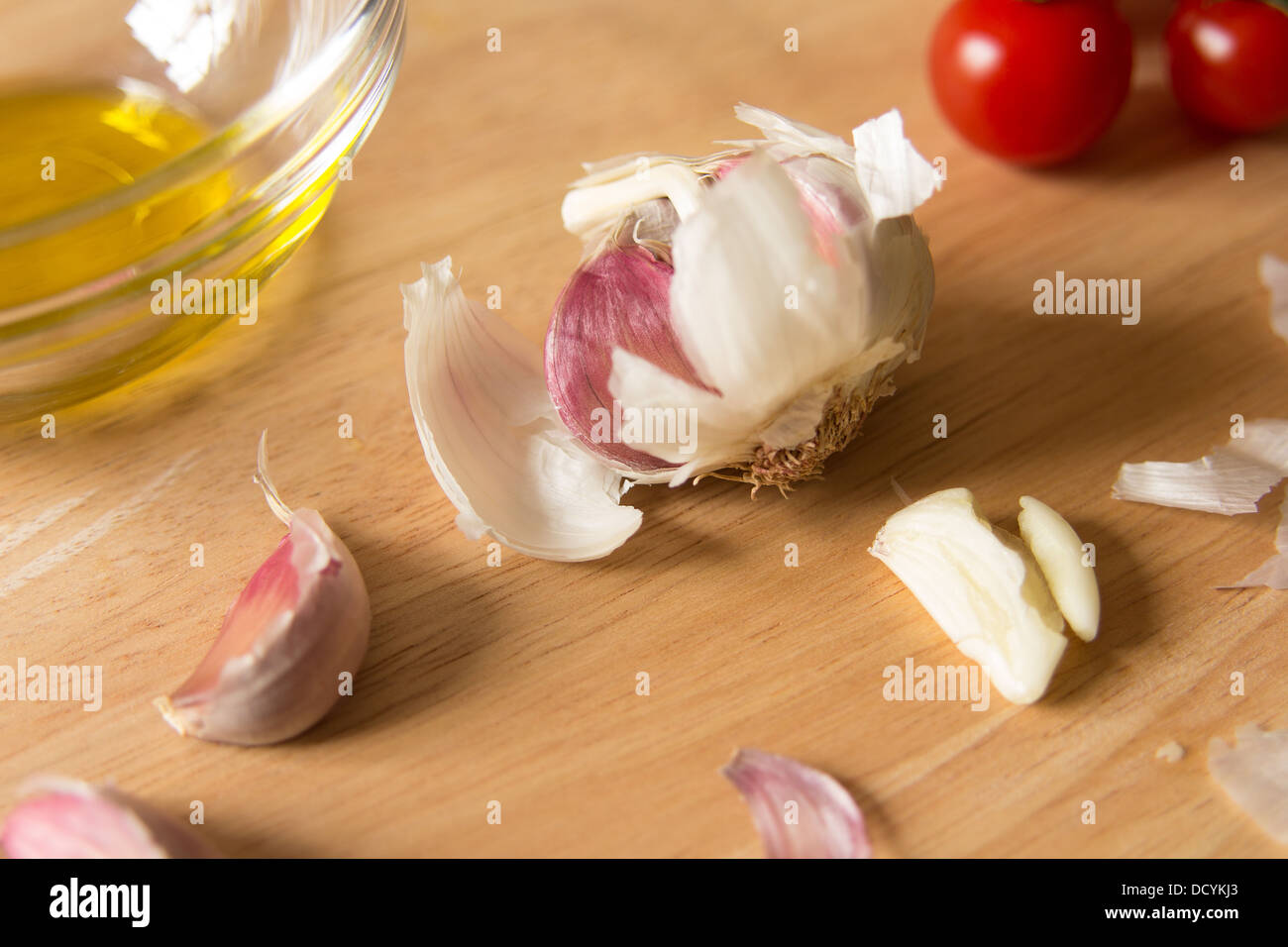 Una vita ancora con l'aglio, i pomodori e olio di oliva Foto Stock