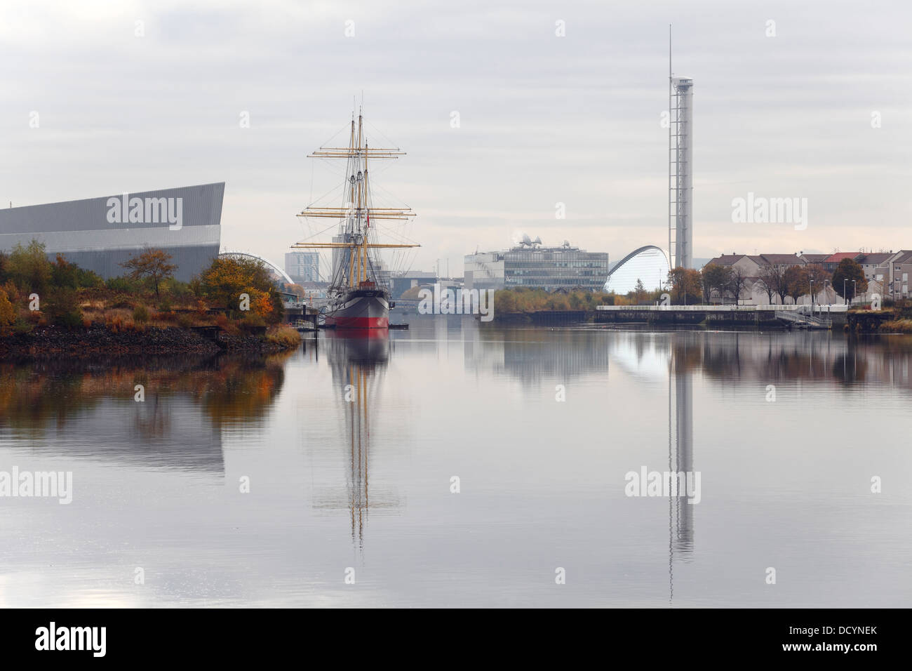 Ammira il fiume Clyde in autunno fino alla Tall Ship Glenlee e alla torre di osservazione presso il Science Center, Glasgow, Scozia, Regno Unito Foto Stock