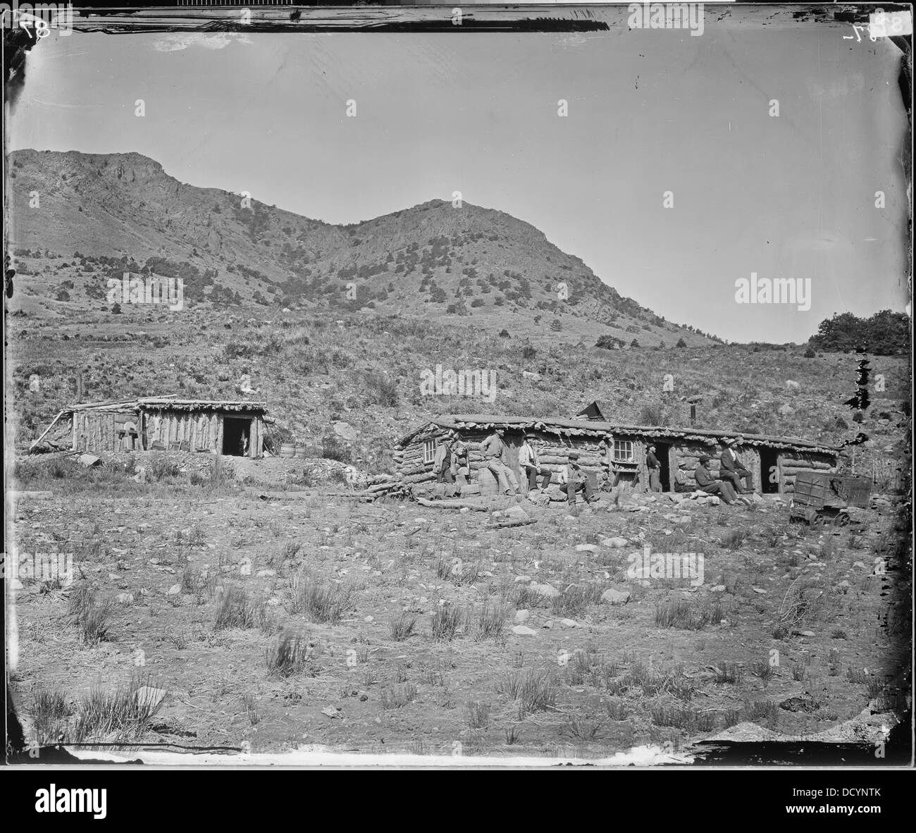 Un campo minatori è raffigurato in questa fotografia storica. Il campo rappresenta lo stile di vita e l'ambiente di lavoro dei minatori durante il periodo. Foto Stock