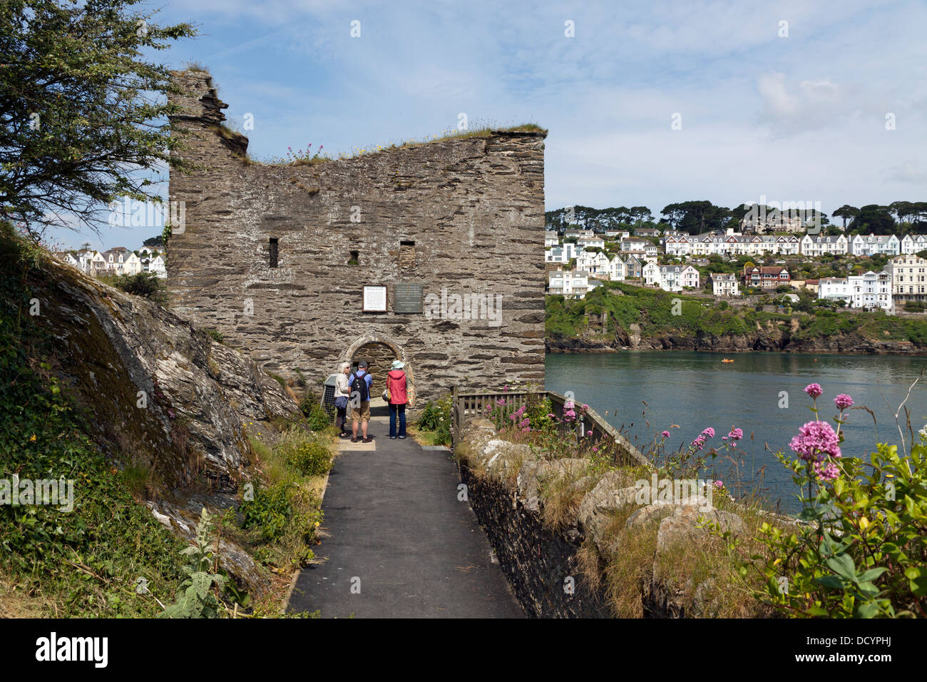 I turisti di visitare le rovine del castello di Polruan in Cornovaglia Foto Stock