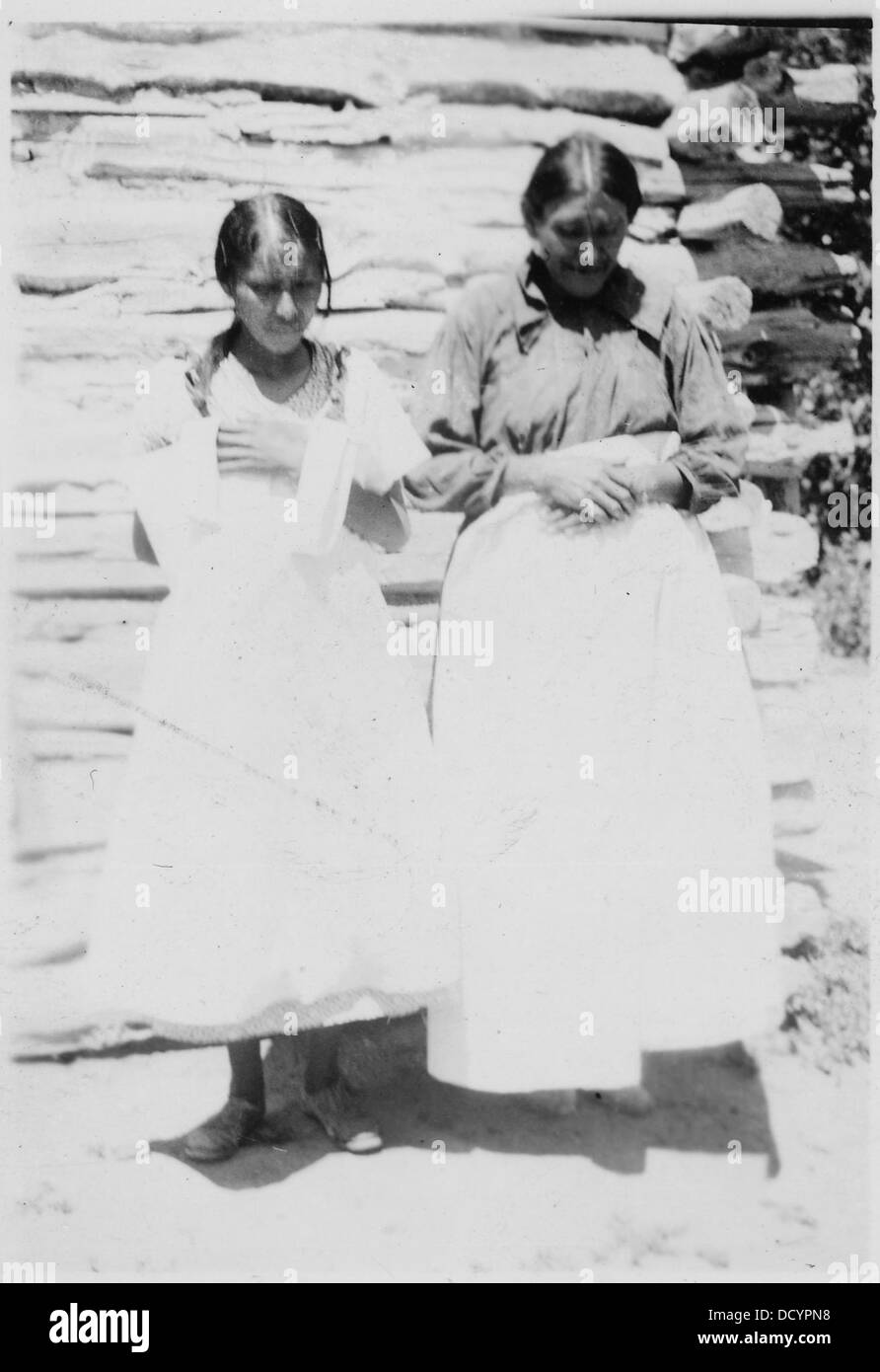 La sig.ra Lucia Segugio grigio e figlia con gonne costituito da scarti di mussola - - 285656 Foto Stock