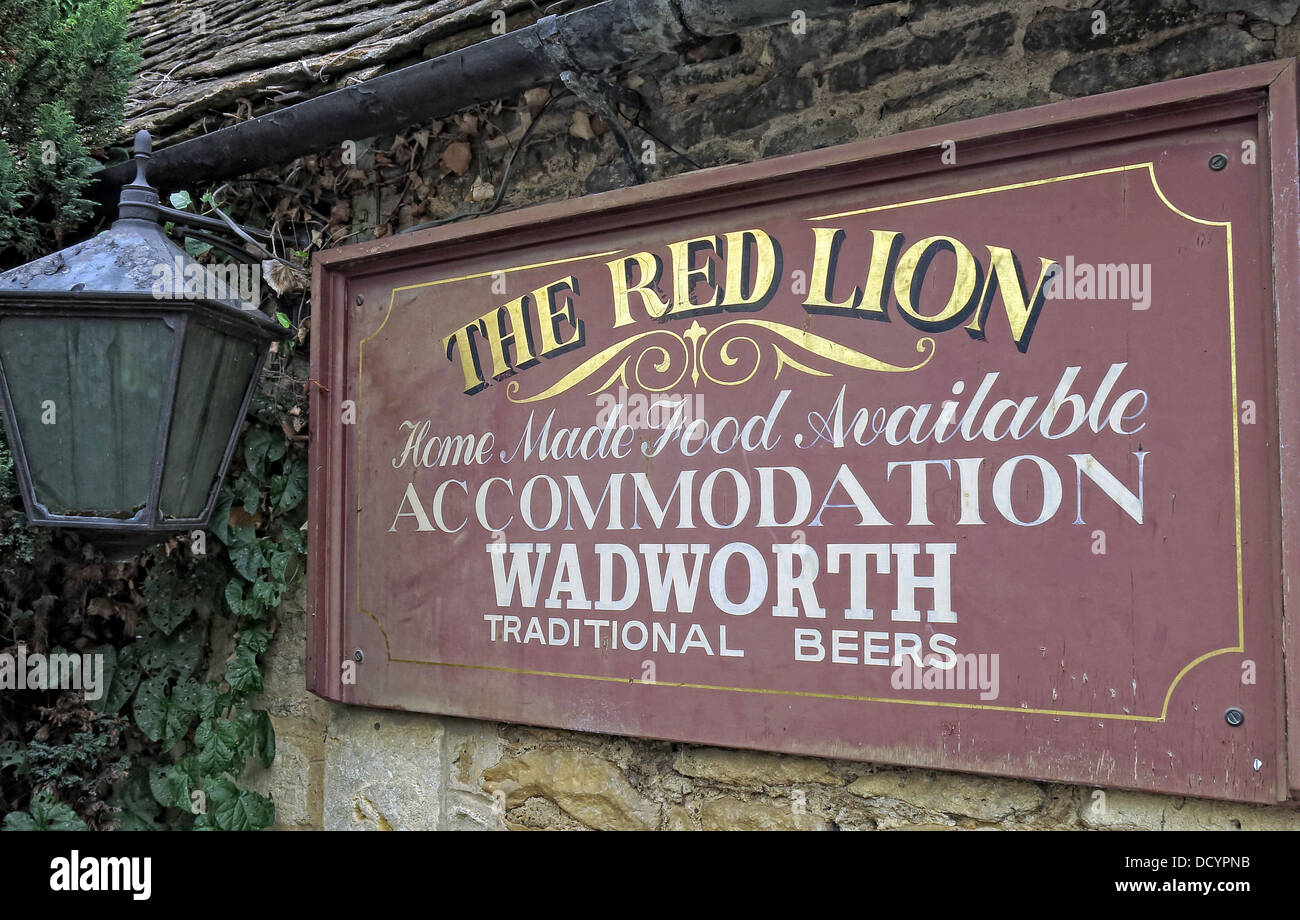Red Lion, Lacock, cartello marrone, cibo fatto in casa, sistemazione, birre tradizionali Wadworth, 1 High Street, Lacock, Wiltshire, SN15 2LQ Foto Stock