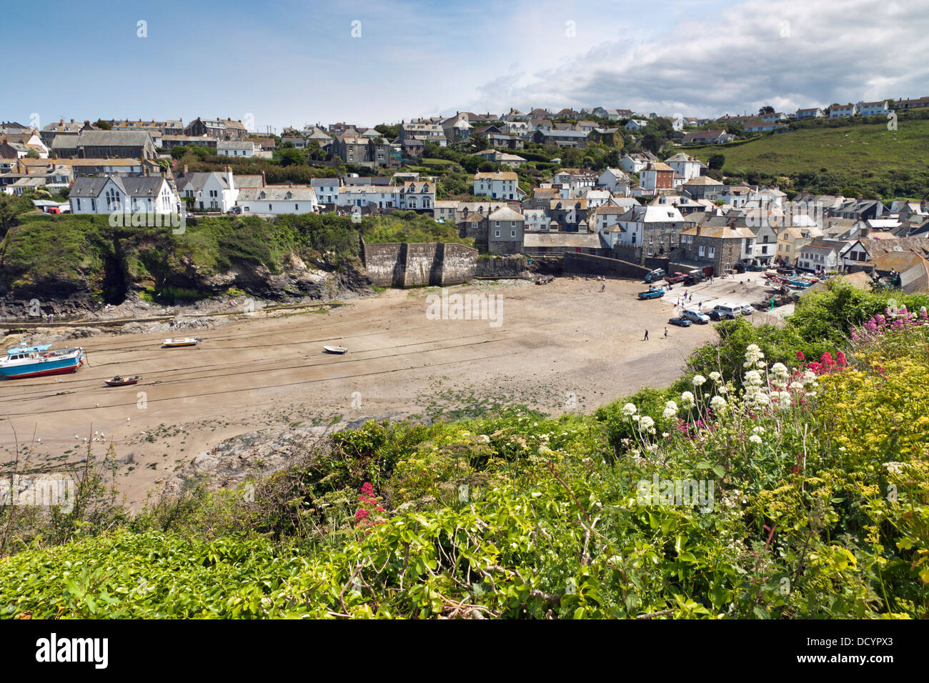 Bassa marea a Port Isaac in Cornovaglia Foto Stock