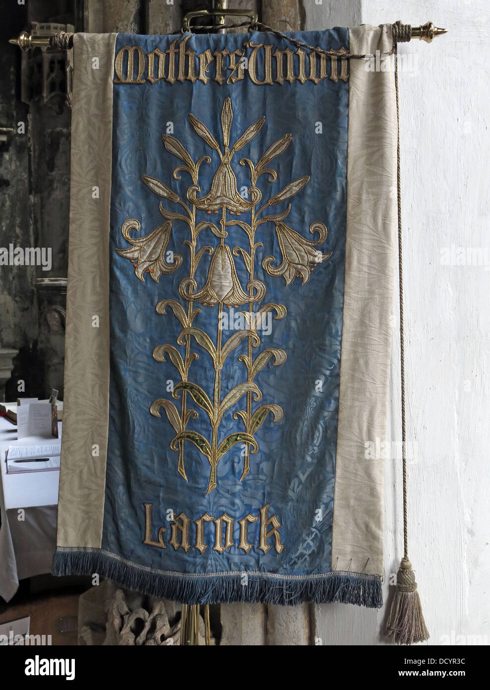 Mothers Union Lacock flag,Lacock Abbey,Lacock,Wiltshire, England, UK, SN15 Foto Stock