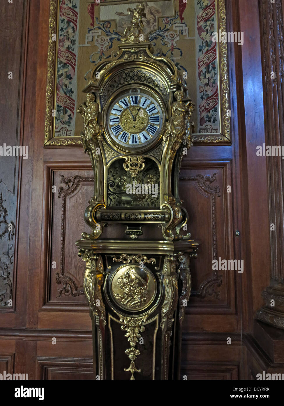 Stile Francese piedistallo orologio in oro da Waddesdon Manor, Bicester Rd, Aylesbury, Buckinghamshire, Inghilterra , NEL REGNO UNITO , HP18 0JH Foto Stock