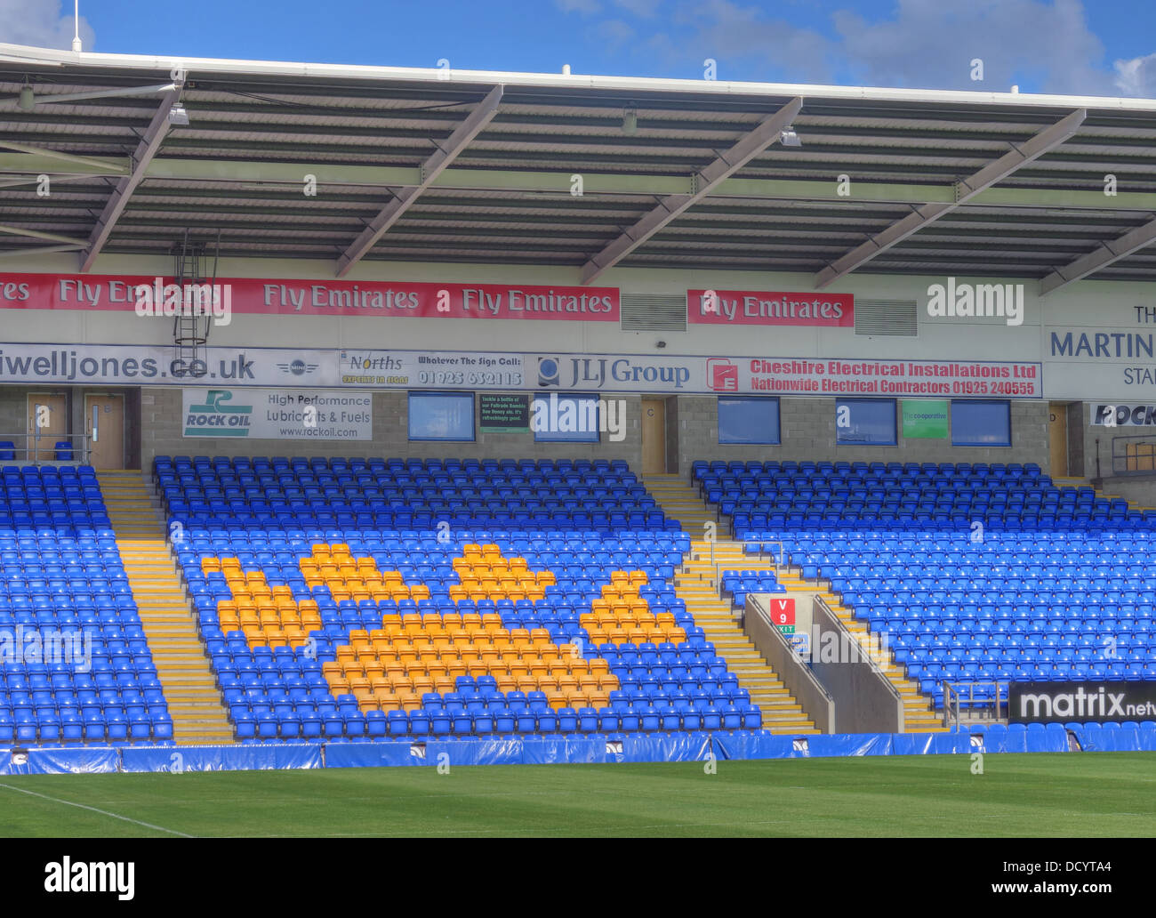 Le gabbie Wolf stampa in giallo stand a Warrington Lupi Rugby Stadium, Cheshire England Regno Unito Foto Stock