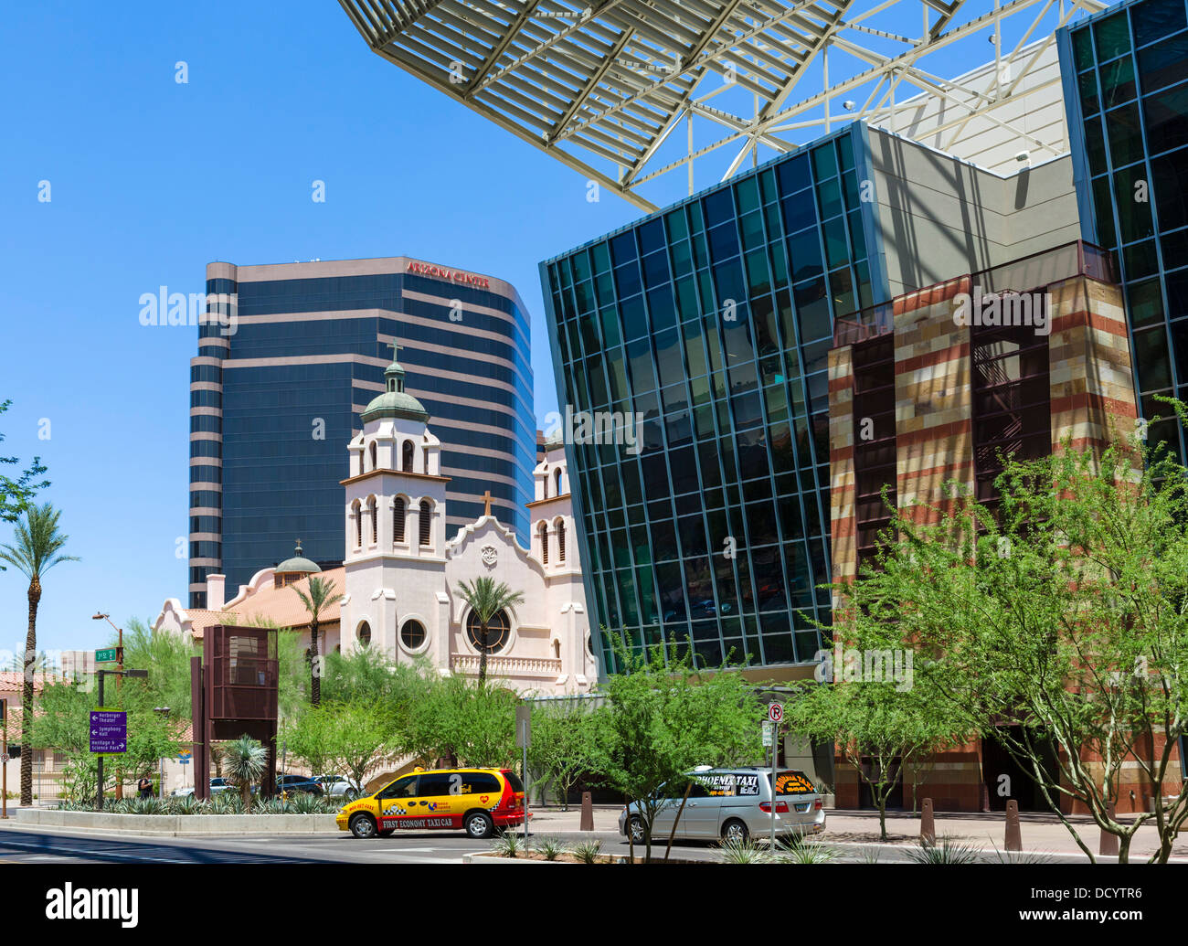 Il Centro Congressi di Phoenix su N 3 St guardando verso la Basilica di St Mary, Downtown Phoenix, Arizona, Stati Uniti d'America Foto Stock