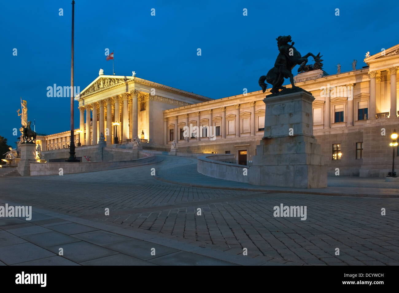 Il Parlamento di Vienna, Austria su una sera d'estate Foto Stock