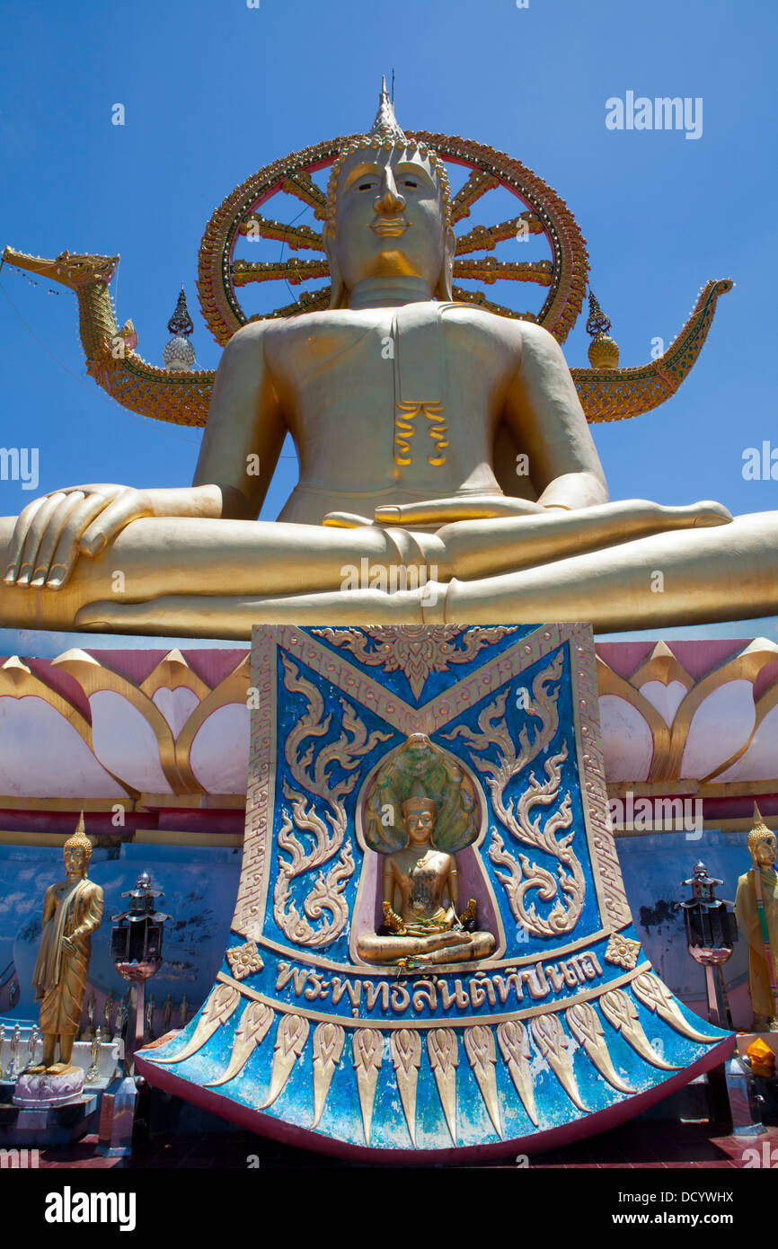 Una statua del Buddha al Wat Phra Yai, tempio del Big Buddha a Ko Samui Island nel Golfo di Thailandia. Foto Stock