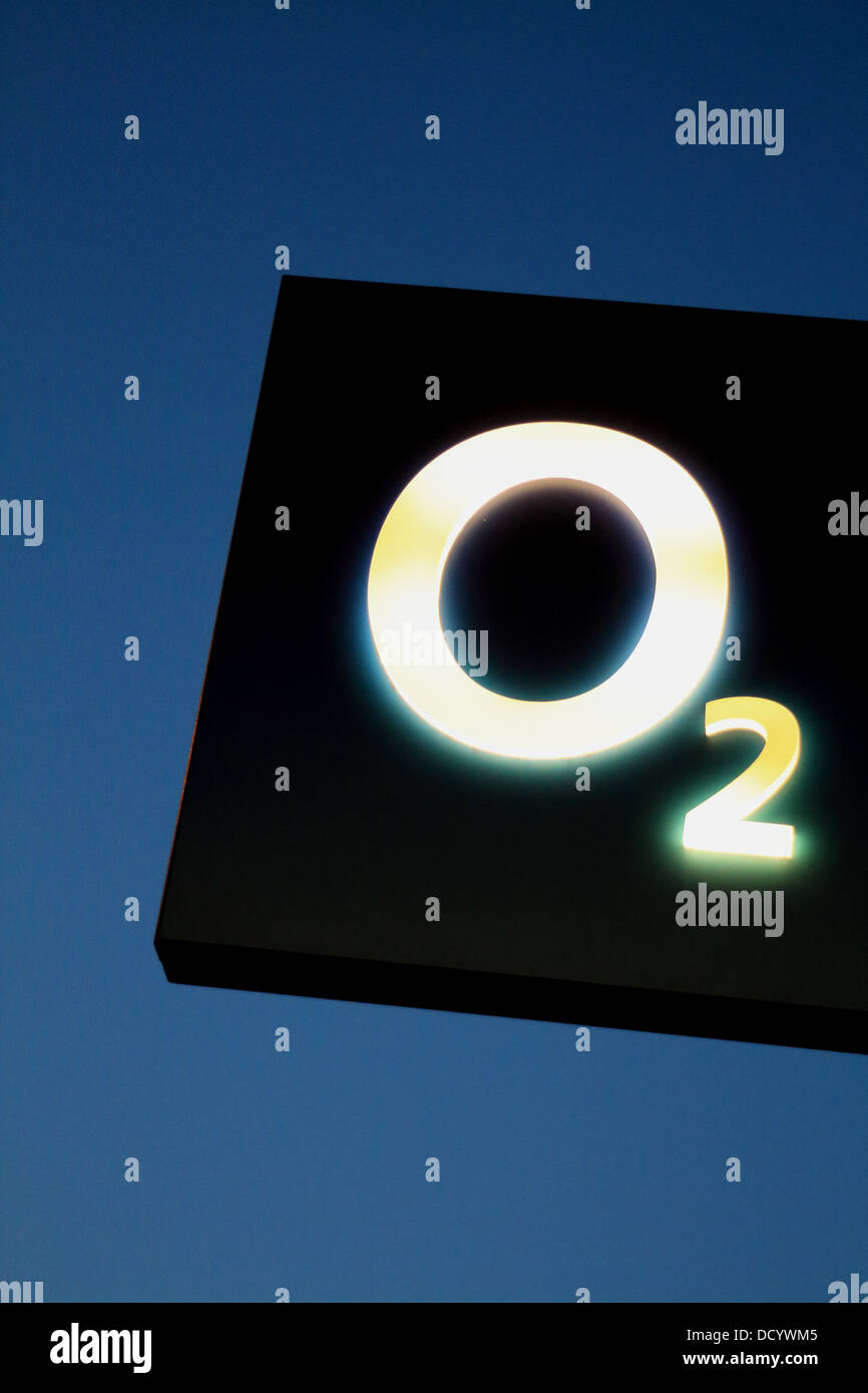 O2 Logo alla retroilluminazione notturna Foto Stock