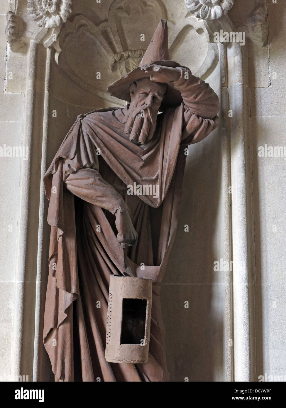 Una statua in ferro di un mago, a Waddesdon Manor NT, Bucks, Inghilterra, Regno Unito Foto Stock