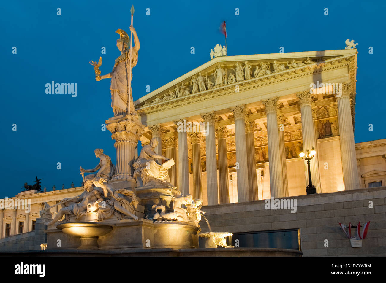 Il Parlamento di Vienna, Austria su una sera d'estate Foto Stock