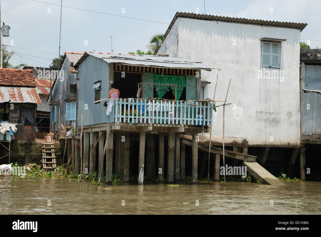 Una casa su palafitte accanto al fiume Mekong vicino a Vinh Long, Delta del Mekong, Vietnam. Foto Stock